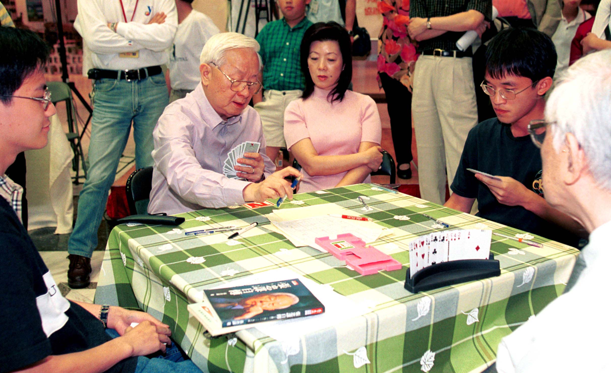 半導體教父張忠謀（左）宣布，自己在明年6月股東會之後，會完全從台積電裸退。（中央社）