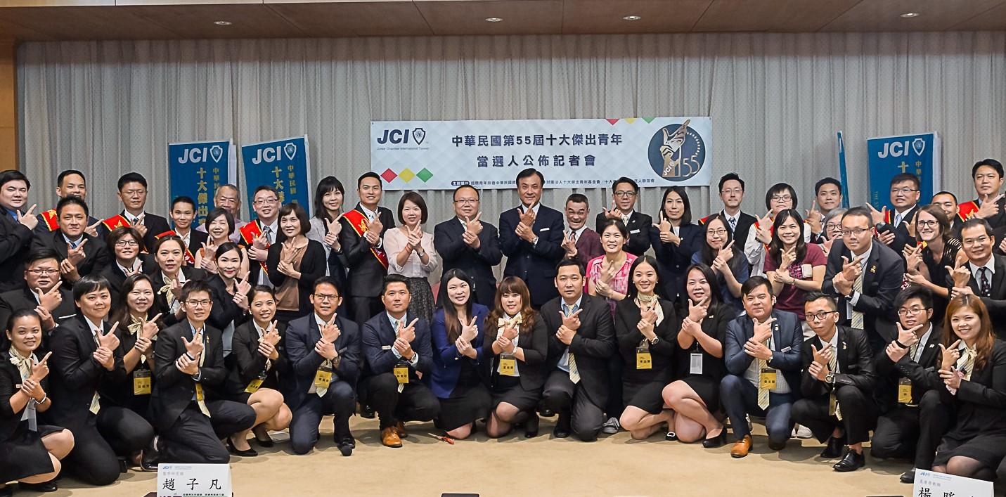 立法院長蘇嘉全(後排中)2日出席年度十大傑出青年當選人公布記者會。(立法院提供)