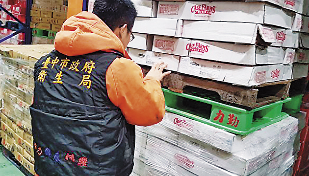 力勤5月初被爆出販售過期多年的冷凍豬腳和豬腸,台中市衛生局當時前往查封,卻未做出停業處分。(台中市衛生局提供)