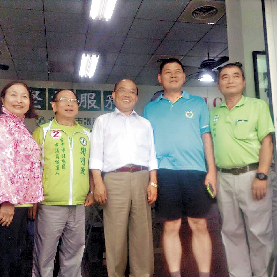 梁俊仁（右）自稱政商關係良好，還曾張貼他與民進黨大老蘇貞昌（中）的合照。（翻攝梁俊仁臉書）