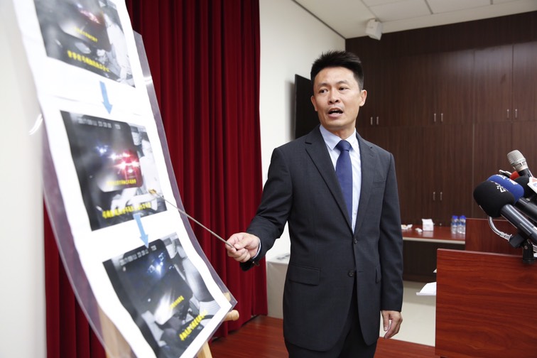 橋頭地檢署襄閱主任檢察官徐泓儒表示，關鍵影像顯示吳姓駕駛確實分心，導致重大意外。