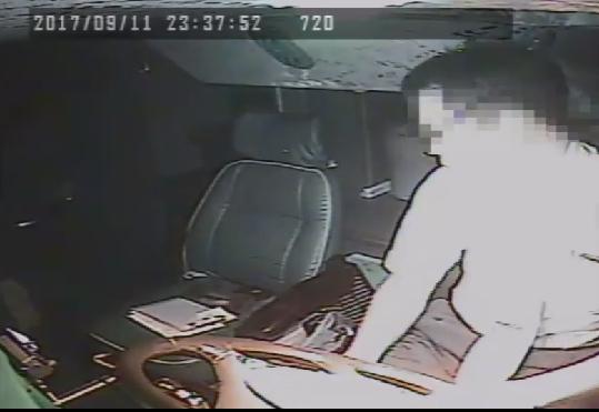 關鍵影像曝光,吳姓駕駛開車分心翻找物品導致撞車。