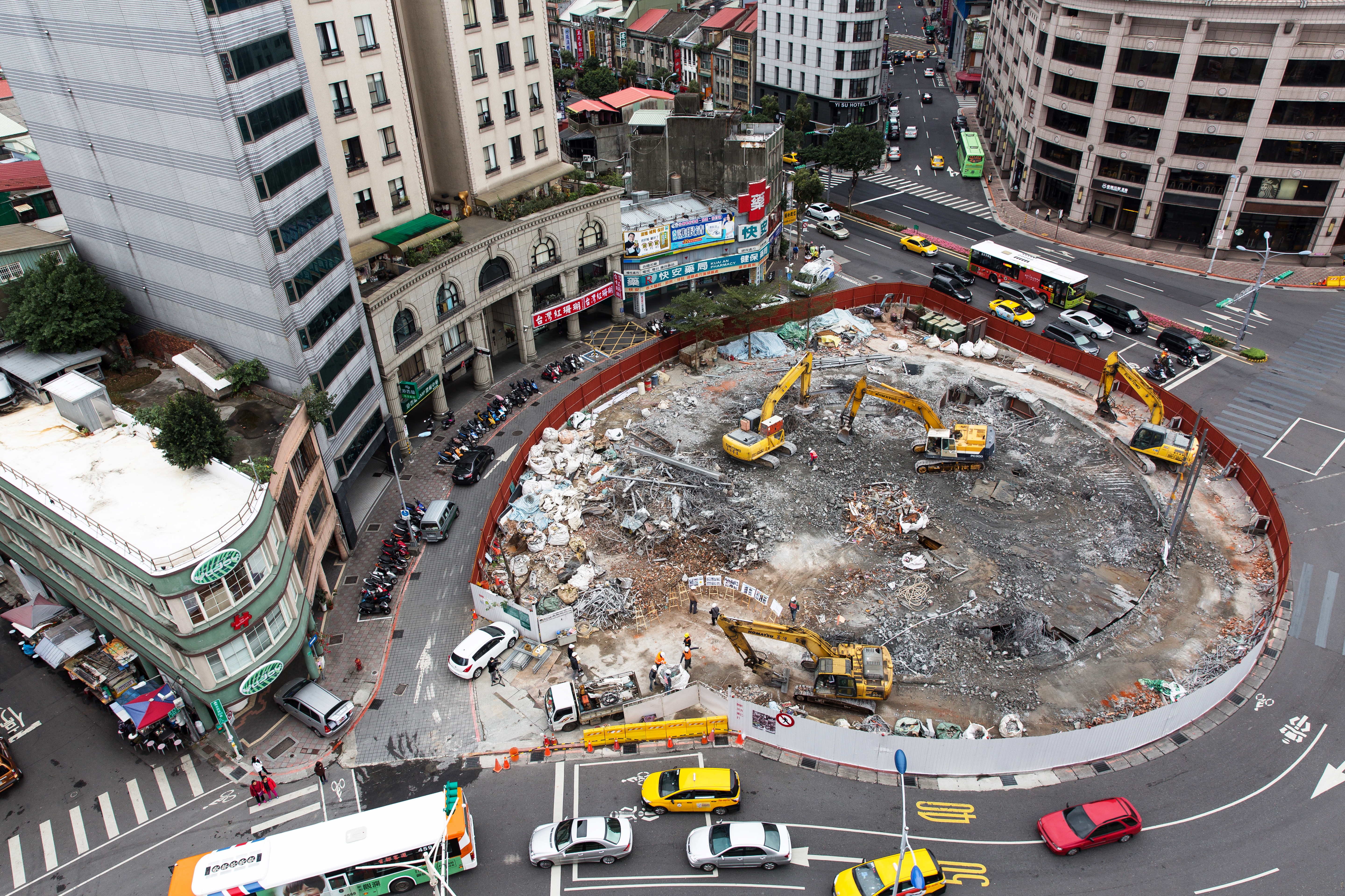 南門市場攤商擔心拆遷期長達3年，恐步上建成圓環改建失敗收場的命運。