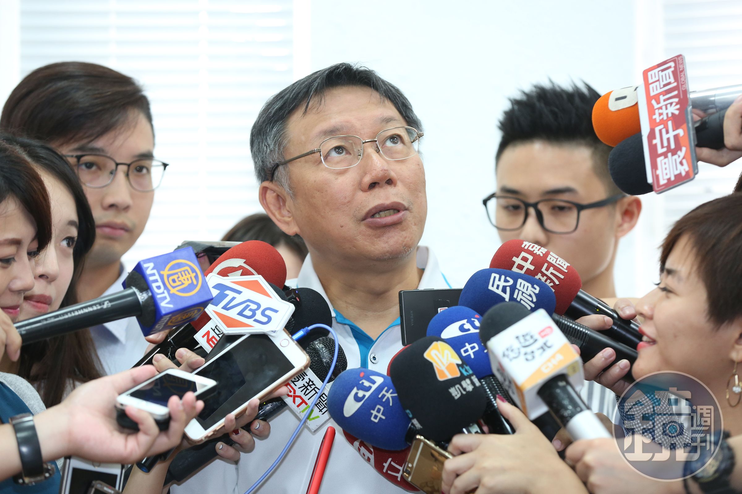 世大運後，柯P（中）接連因為電視專訪失言槓上綠營，危機遠比在媒體前聯訪失言釀的禍還要多。