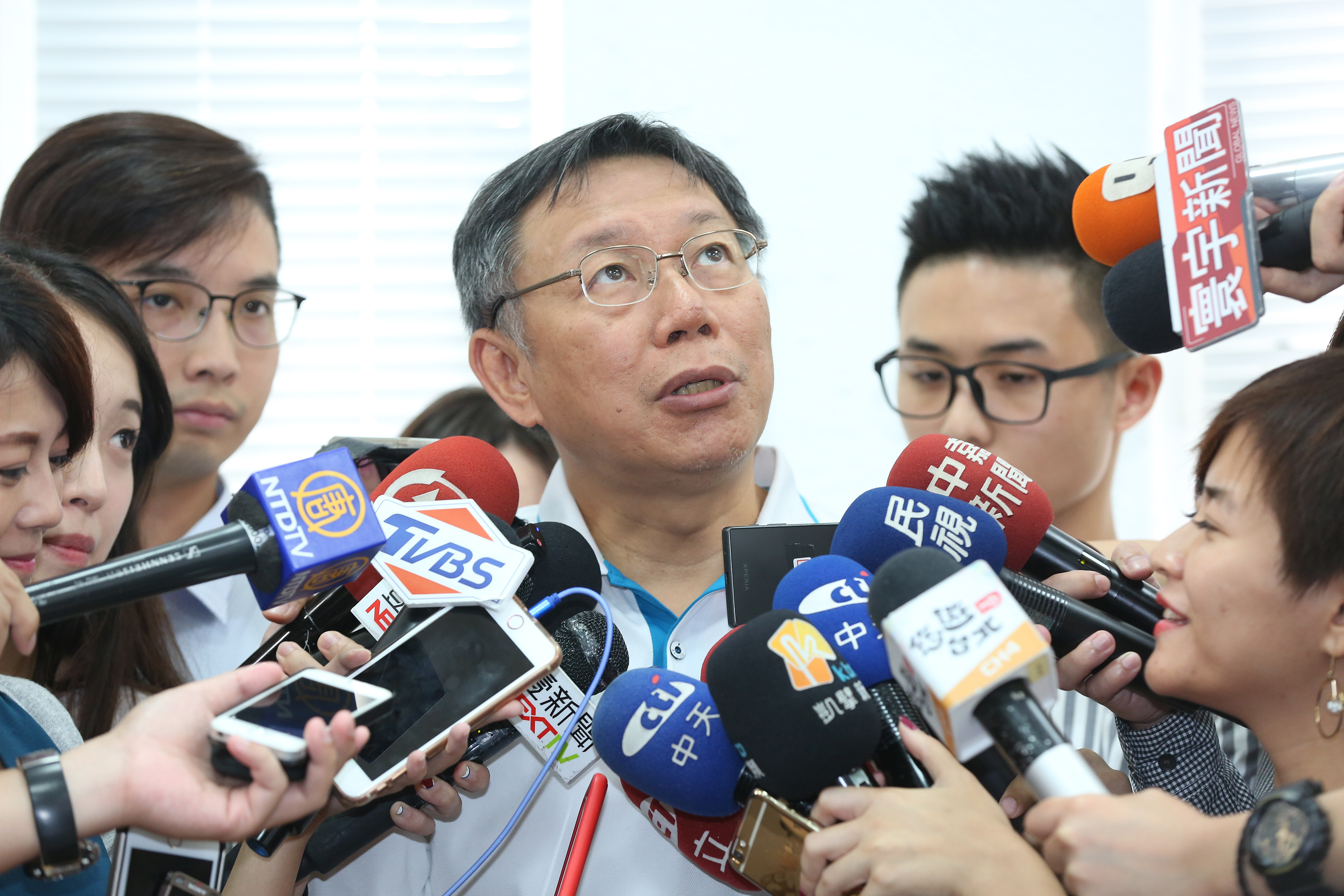 世大運後，柯P（中）接連因為電視專訪失言槓上綠營，危機遠比在媒體前聯訪失言釀的禍還要多。