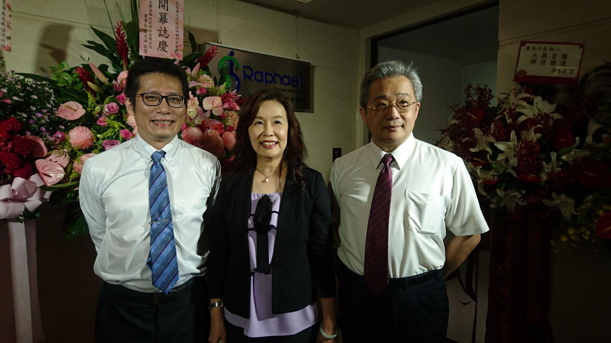 慶啟人與前台北地檢署主任檢察官張紹斌(右)合照。