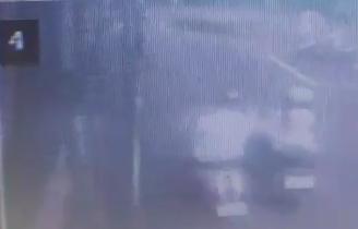 張嫌（左）因拉扯包包時重心不穩，和蕭女（右）一起翻車。