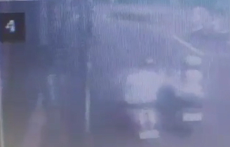 張嫌（左）因拉扯包包時重心不穩，和蕭女（右）一起翻車。