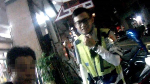 周姓通緝犯跑到掉鞋,還是遭到警方逮捕。(警方提供)