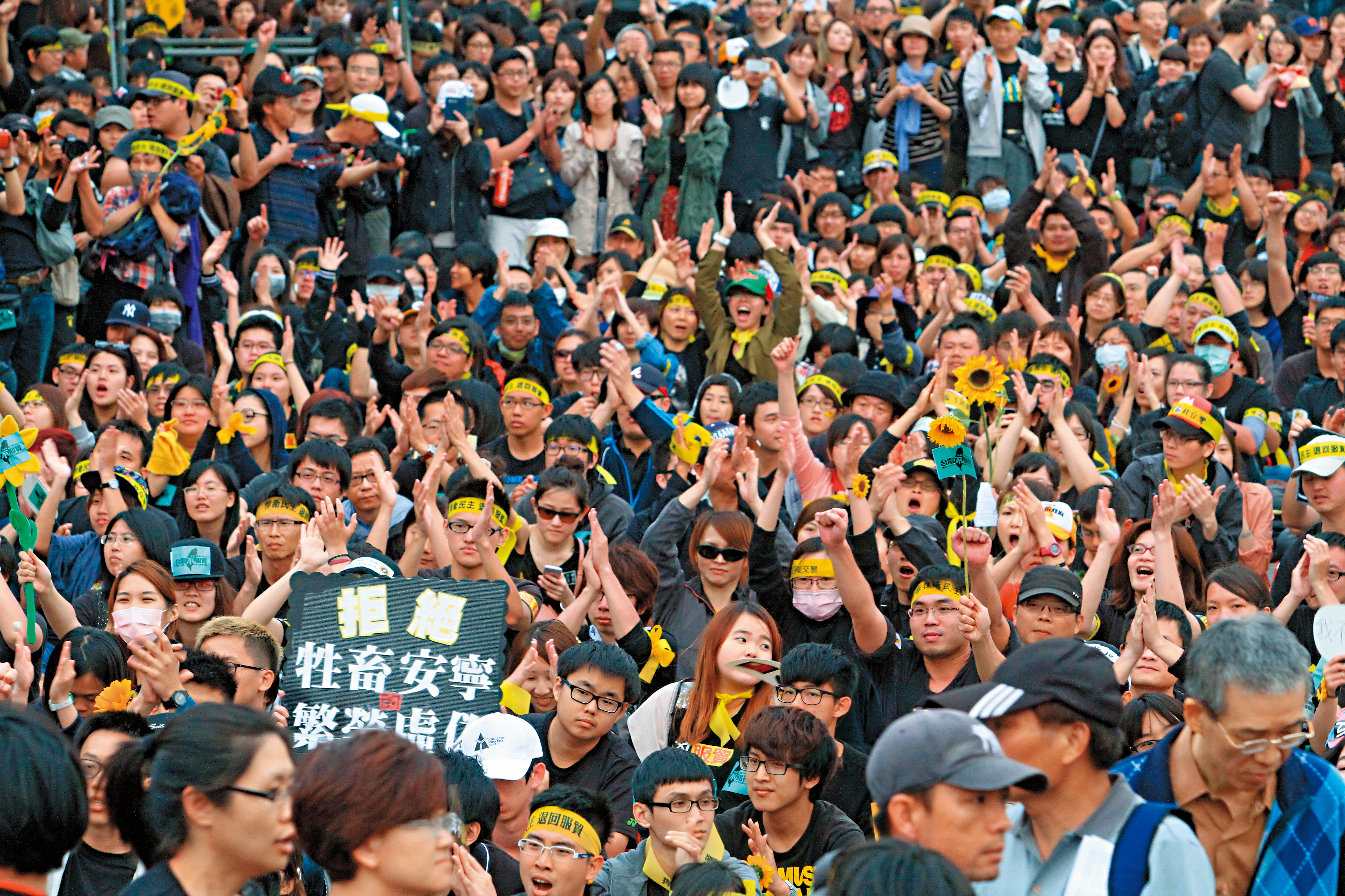 柯文哲的連任危機不在失去綠營支持，而是失去整合第三勢力的制高點。圖為太陽花學運。