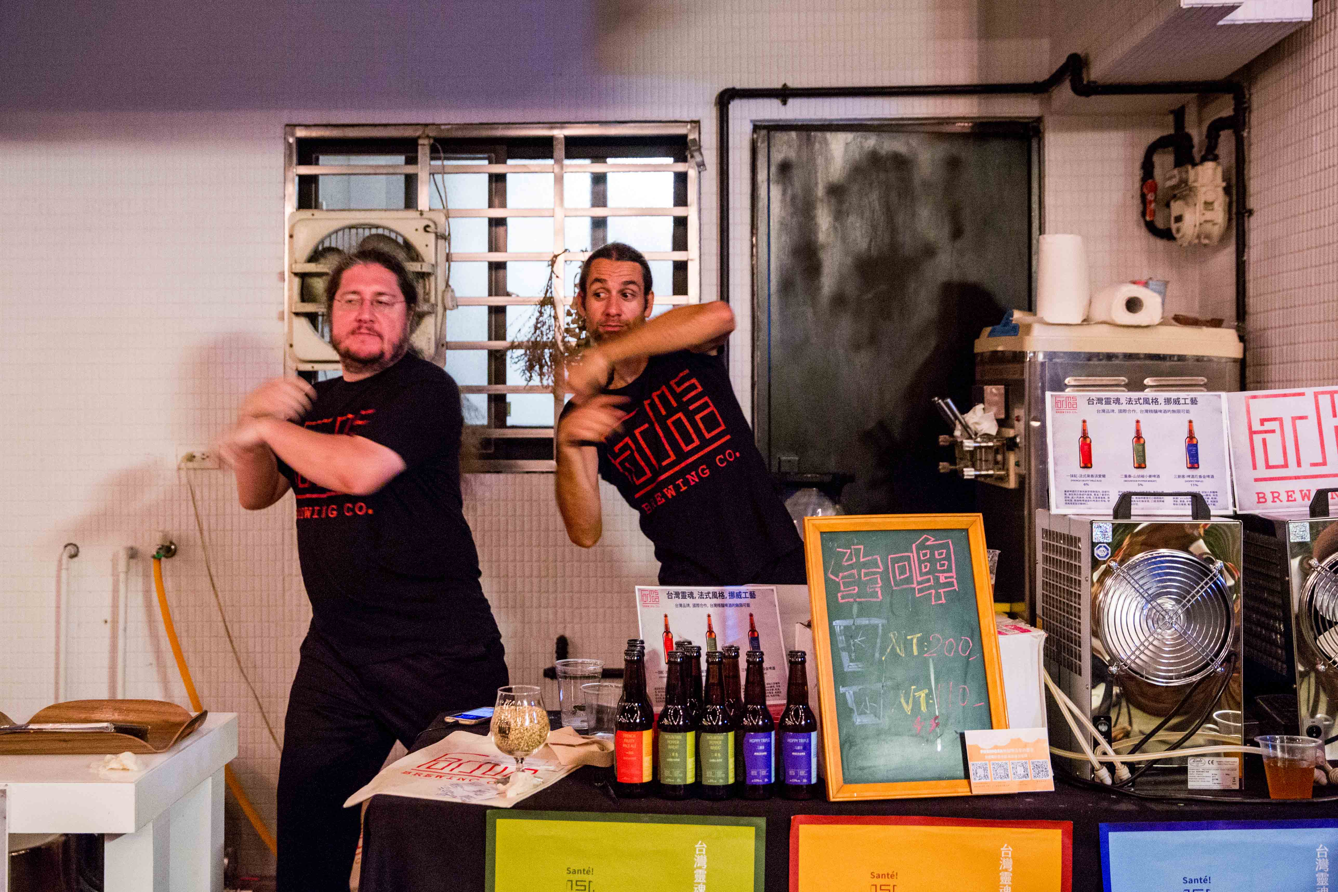 法國籍釀酒師Cyril（左）邊唱《妳是我的花朵》邊跳舞。