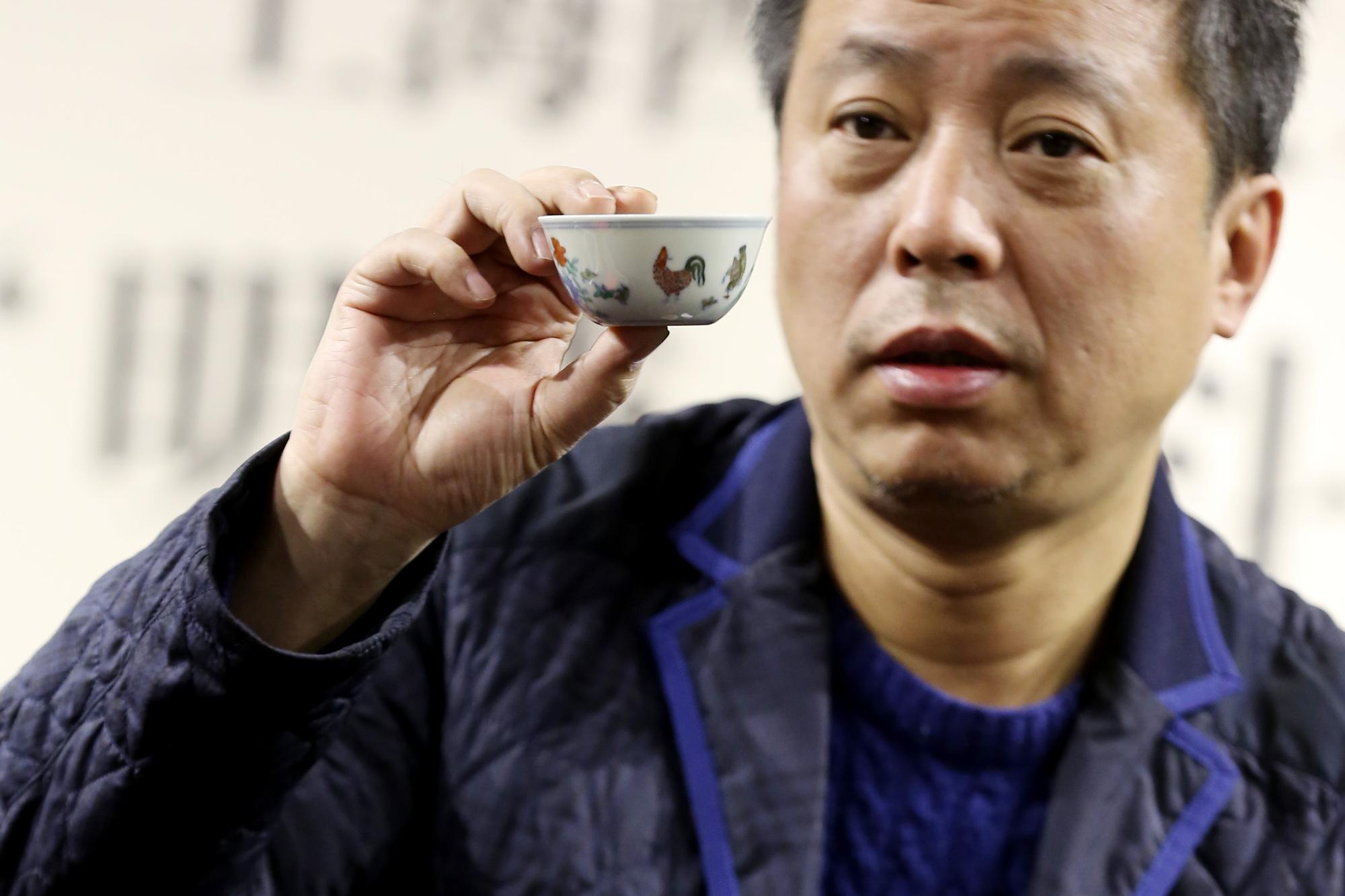 上海收藏家劉益謙以11.5億買下北宋汝窯天青釉洗。（東方IC）