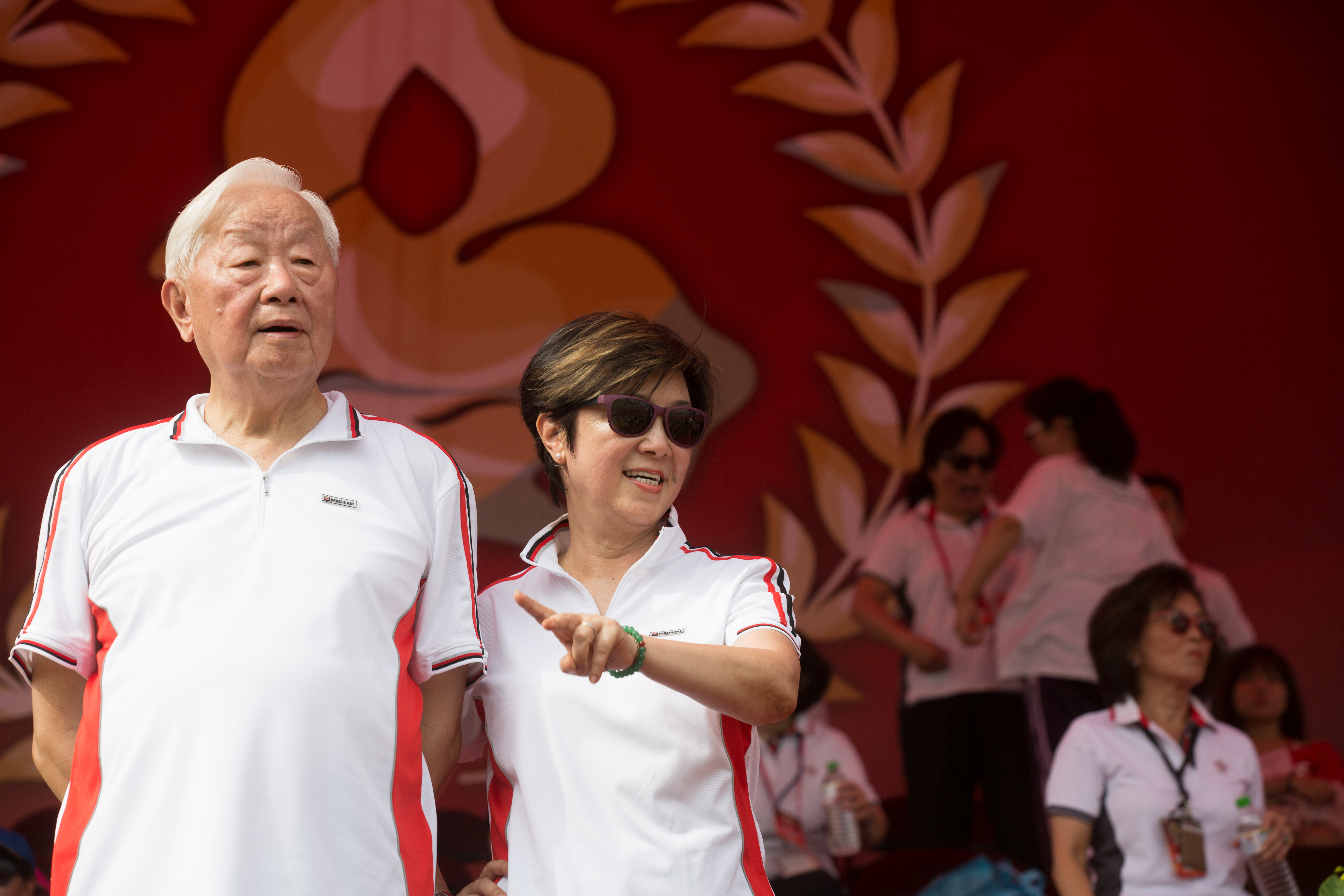 大家常以為張忠謀（左）嚴肅，但其實內心溫柔的他，也有浪漫的一面。