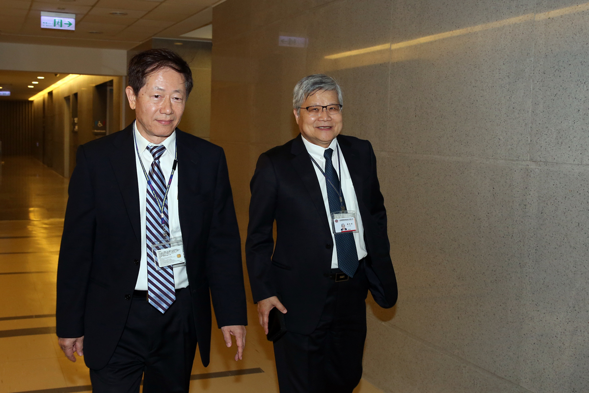 張忠謀認為，劉德音（左）想得很透徹和周到，魏哲家（右）做決定比較快，所以讓劉德音擔任董事長，魏哲家接任總裁的職務。