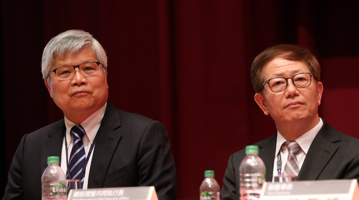 張忠謀預計明年台積電股東會後退休，正式交棒給劉德音（右）和魏哲家（左）。