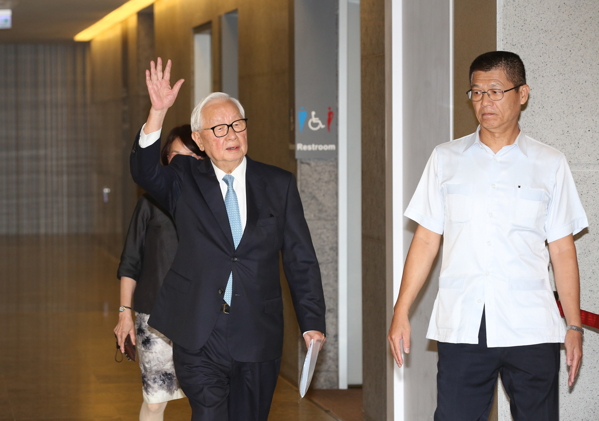 張忠謀宣布明年6月退休，將不續任董事，也不再參與台積電的任何工作，等於宣告裸退。