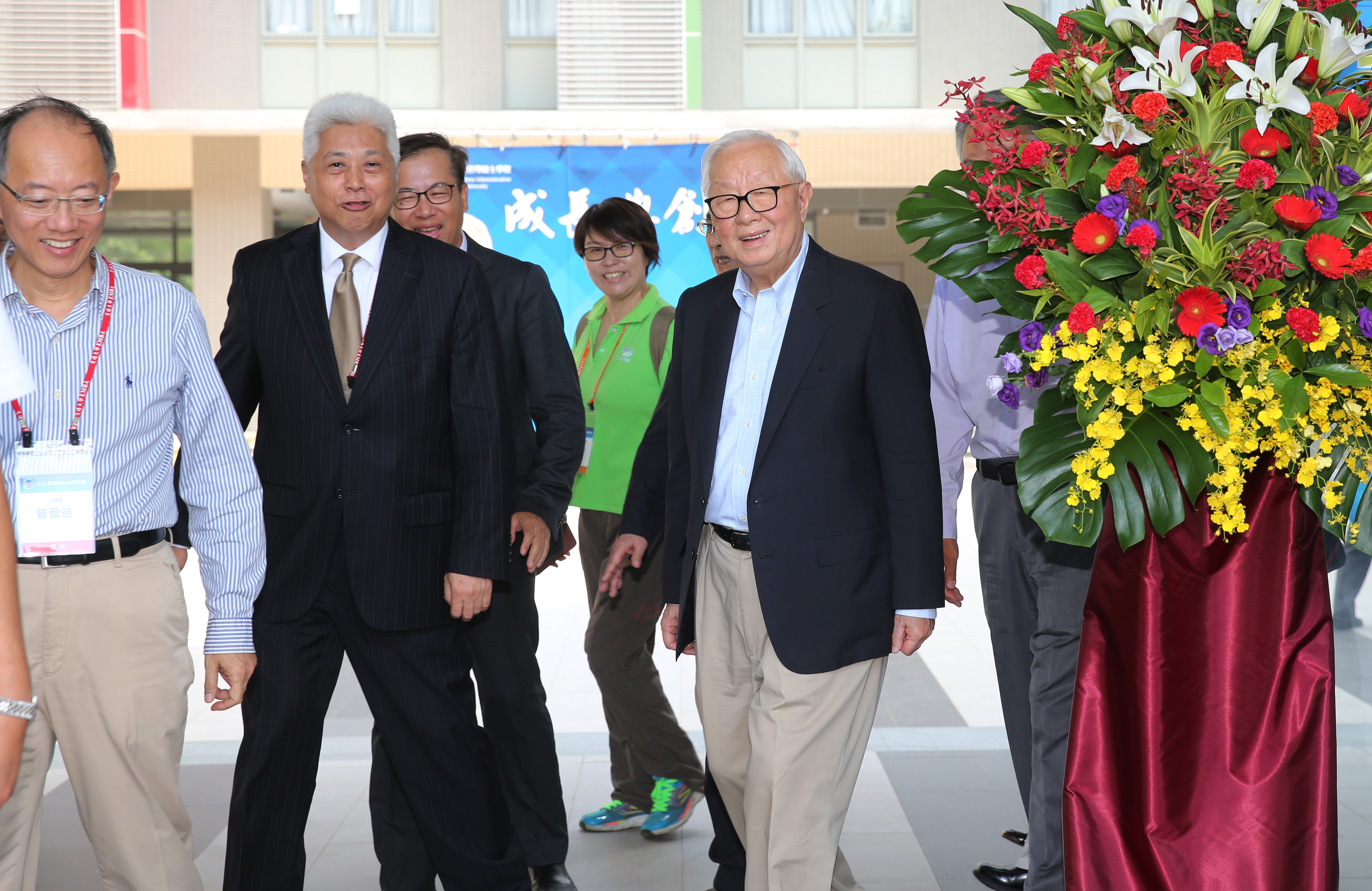 張忠謀平日穿著不講究名牌，都是太座張淑芬悉心打點，連三餐也相當簡單。