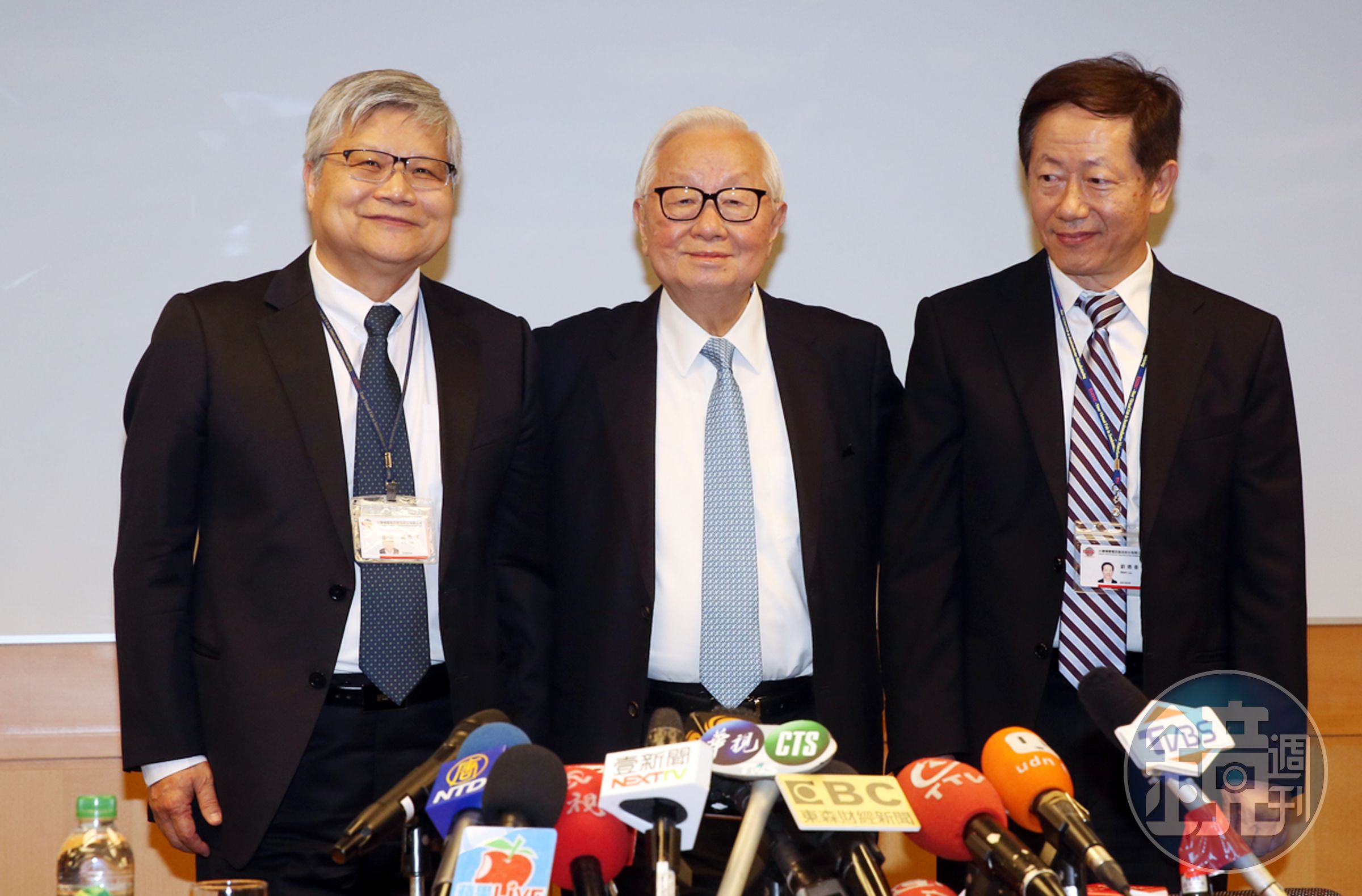 張忠謀預計明年台積電股東會後，正式交棒給劉德音（右）和魏哲家（左）。