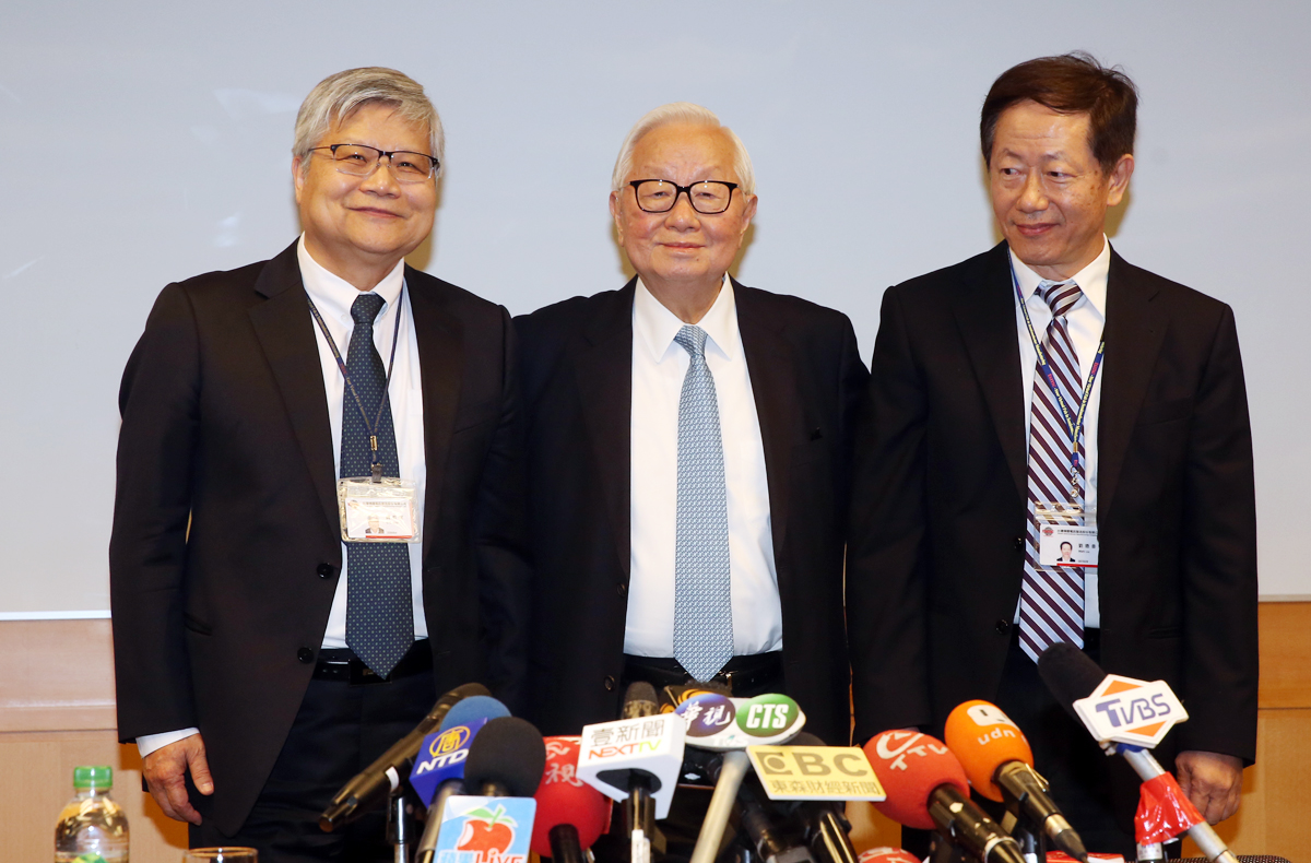 張忠謀預計明年台積電股東會後，正式交棒給劉德音（右）和魏哲家（左）。