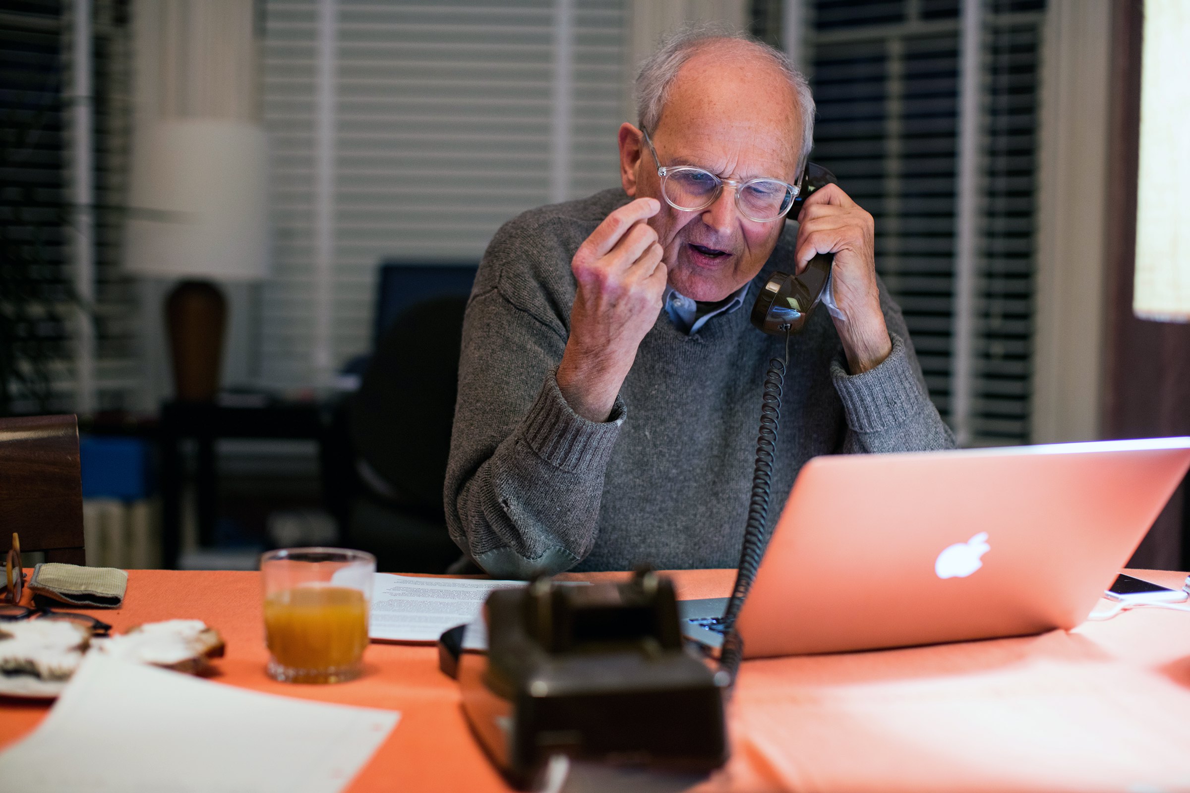 物理獎得主Rainer Weiss在家中接到諾貝爾獎相關人員來電時的情景。（東方IC）