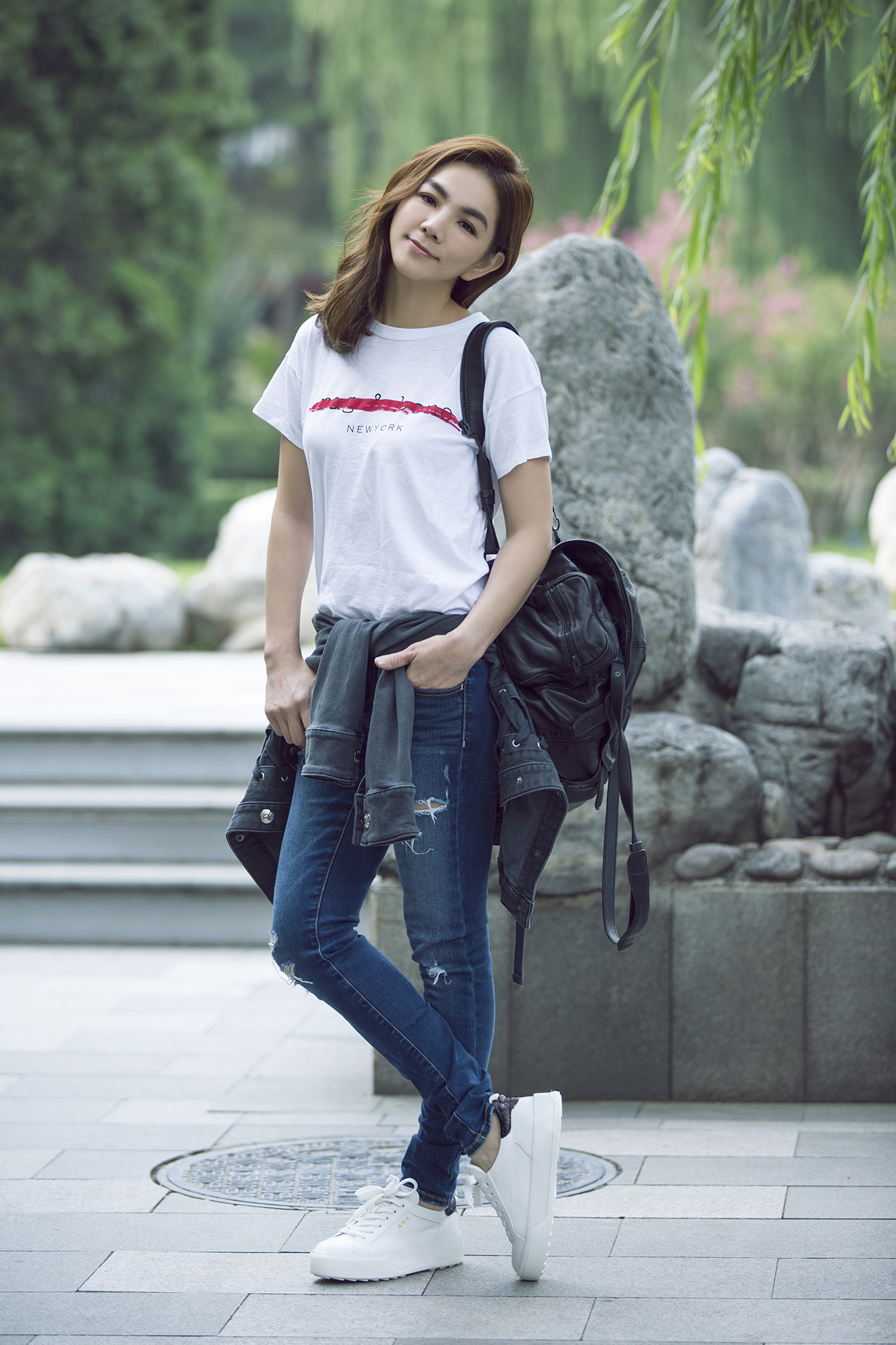 Ella穿上HOGAN BY YOU訂製鞋款,展現自己的好身材與比例。