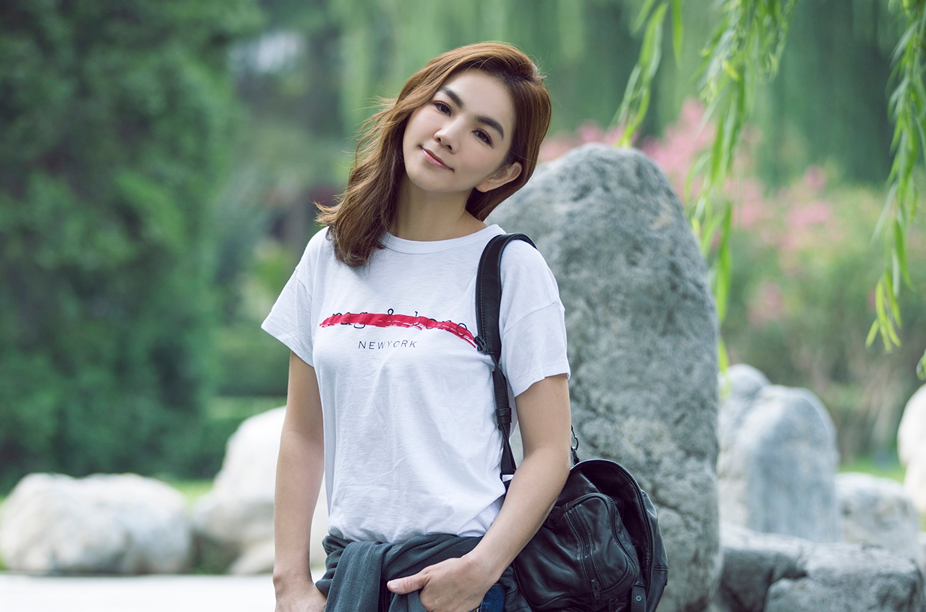 Ella穿上HOGAN BY YOU訂製鞋款，展現自己的好身材與比例。