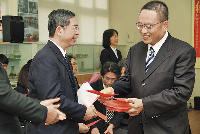 從事保全業的黃平璋（右）入主亞太，種種做法似乎故意要讓學校辦到倒。（翻攝自亞太創意技術學院網站）