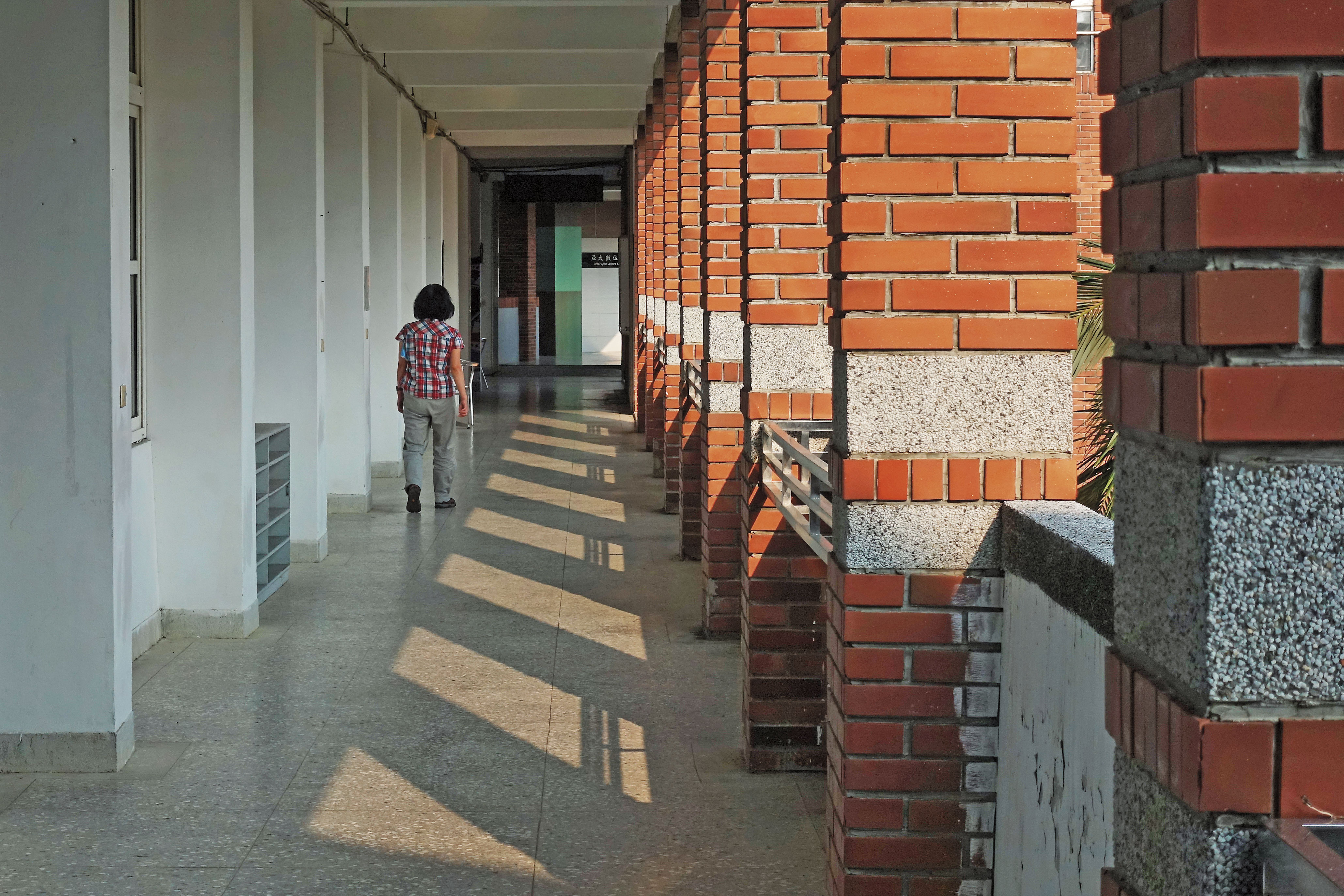 亞太偌大校園人煙稀少，教職員也被精簡，未來若退場恐成財團禁臠。