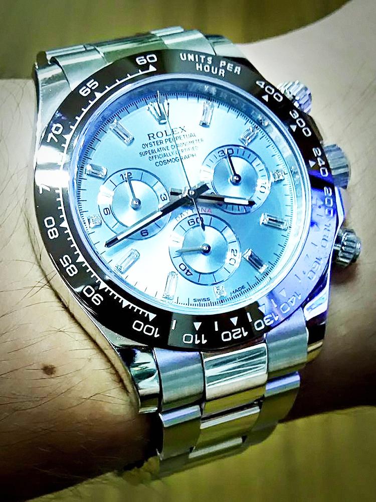 又金又鑽的現行錶款可一點都不保值，以鉑金鑲鑽Daytona為例，訂價超過260萬元，二手價卻僅150萬左右，才新錶六折不到。