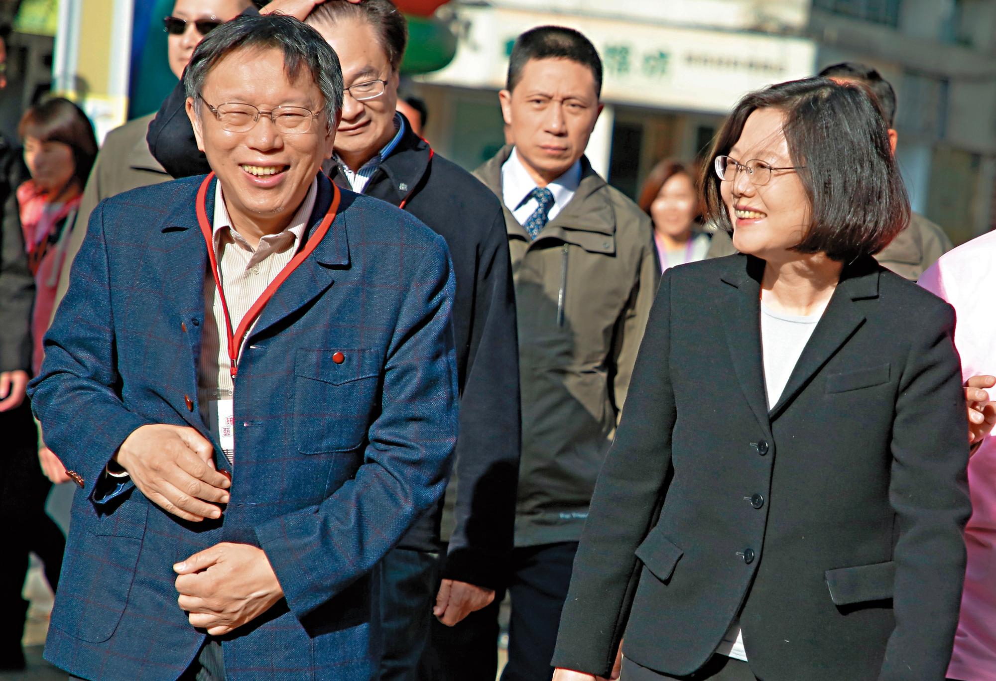 蔡英文（前右）在2014年放手讓柯文哲（前左）挑戰北市，帶來的外溢效應也讓民進黨選情獲得空前勝利。（總統府提供）