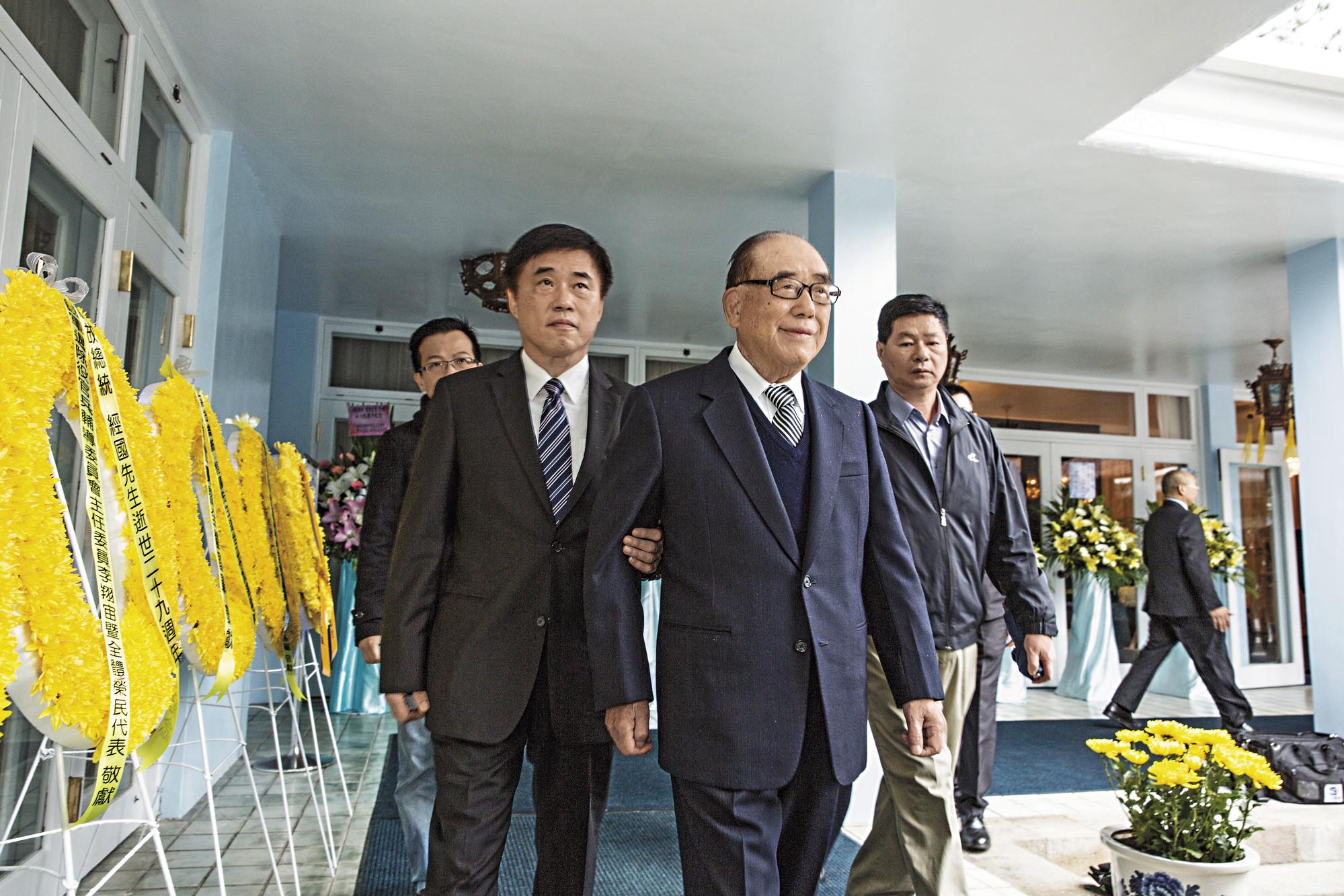 前行政院長郝柏村是抗日英雄，近年來在大陸備受禮遇，郝龍斌除了承接父親立場外，他因擔任紅十字會祕書長、台北市長與大陸建立互信、務實合作管道。