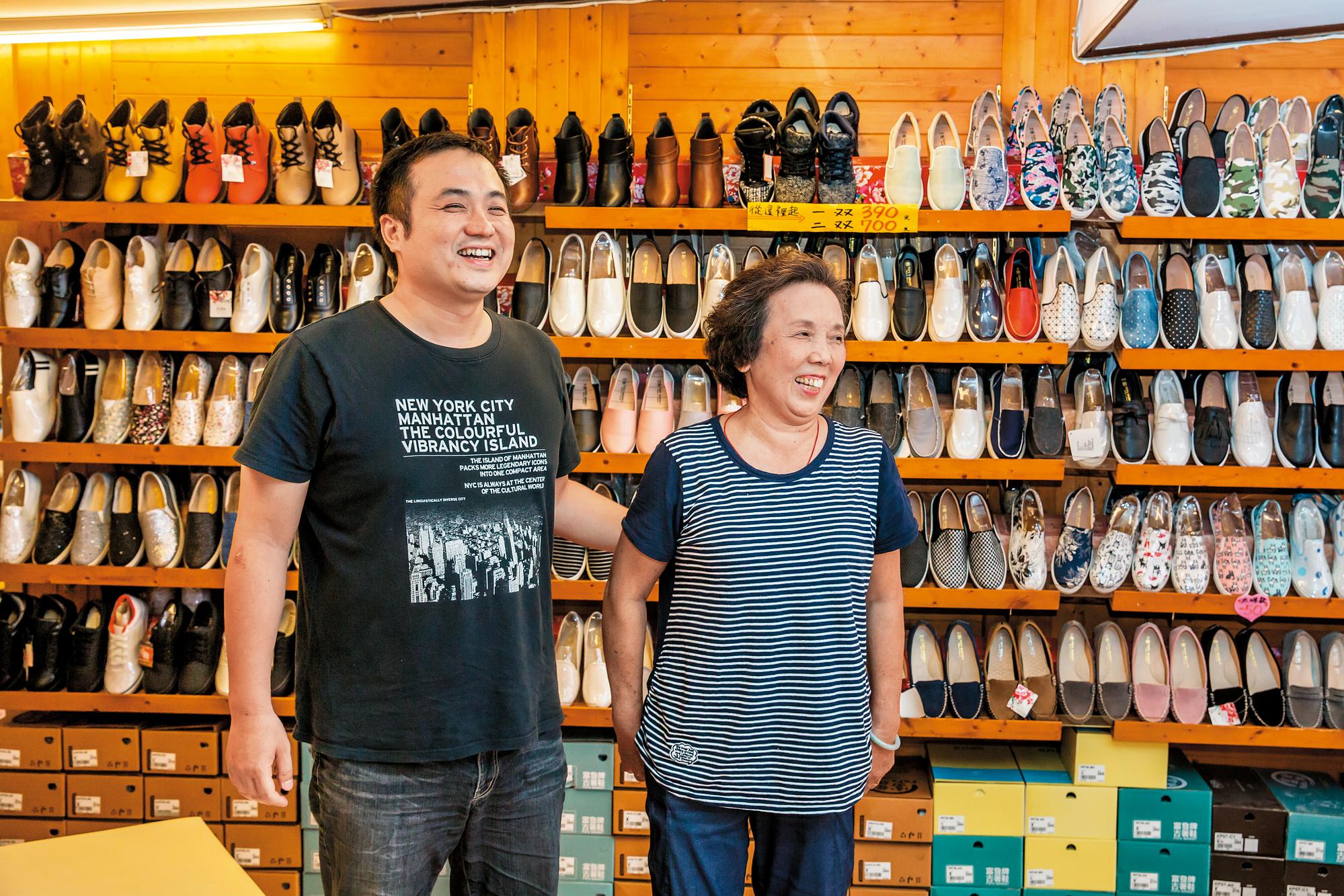 呂紹楠(左)的母親李碧玉(右)26年前賣鞋,店名即「富發牌」,至今她仍每天在店裡幫忙。