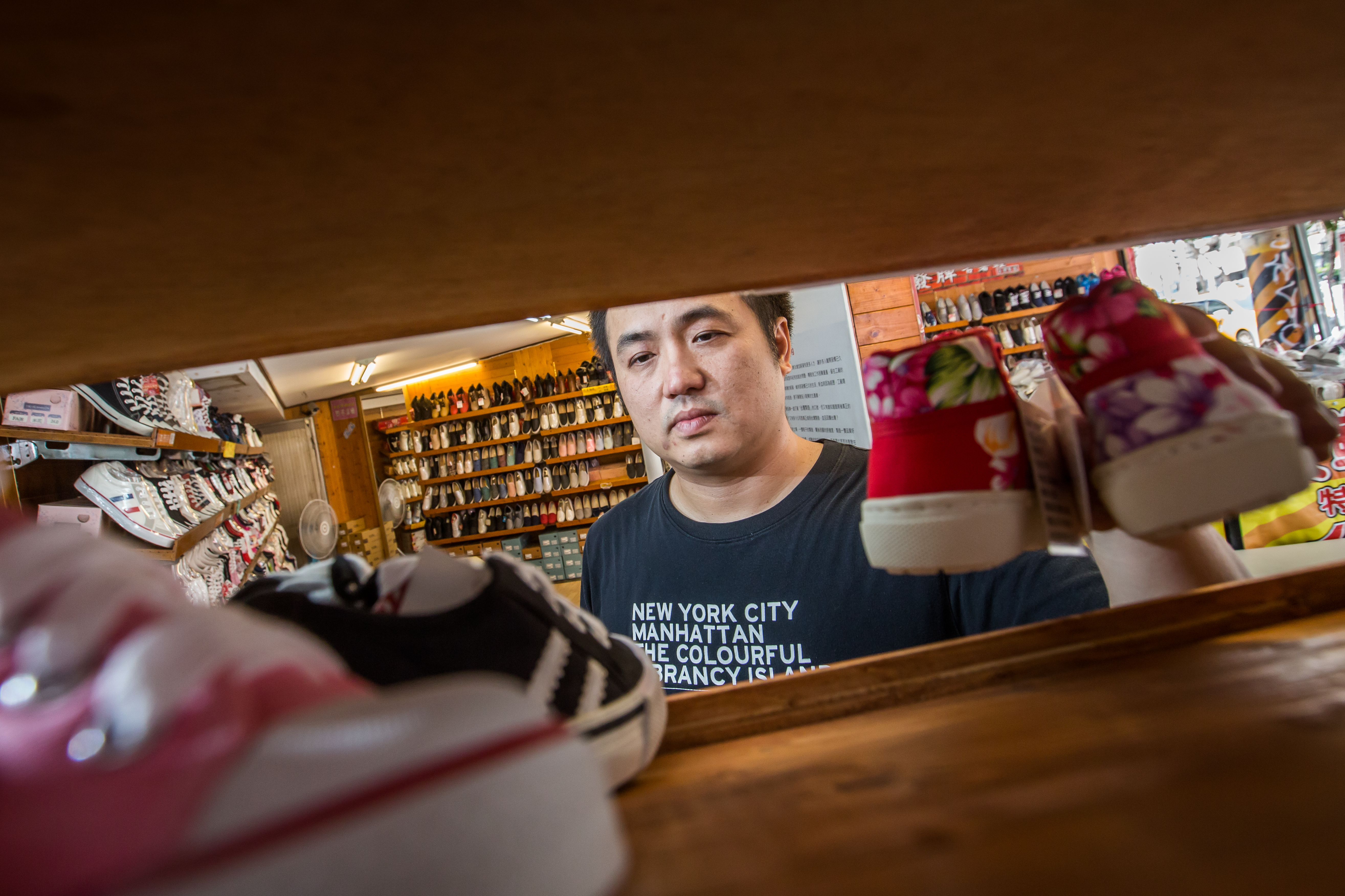 37歲的呂紹楠2004年以客家花布自創休閒鞋，打造全台最大本土鞋品牌。