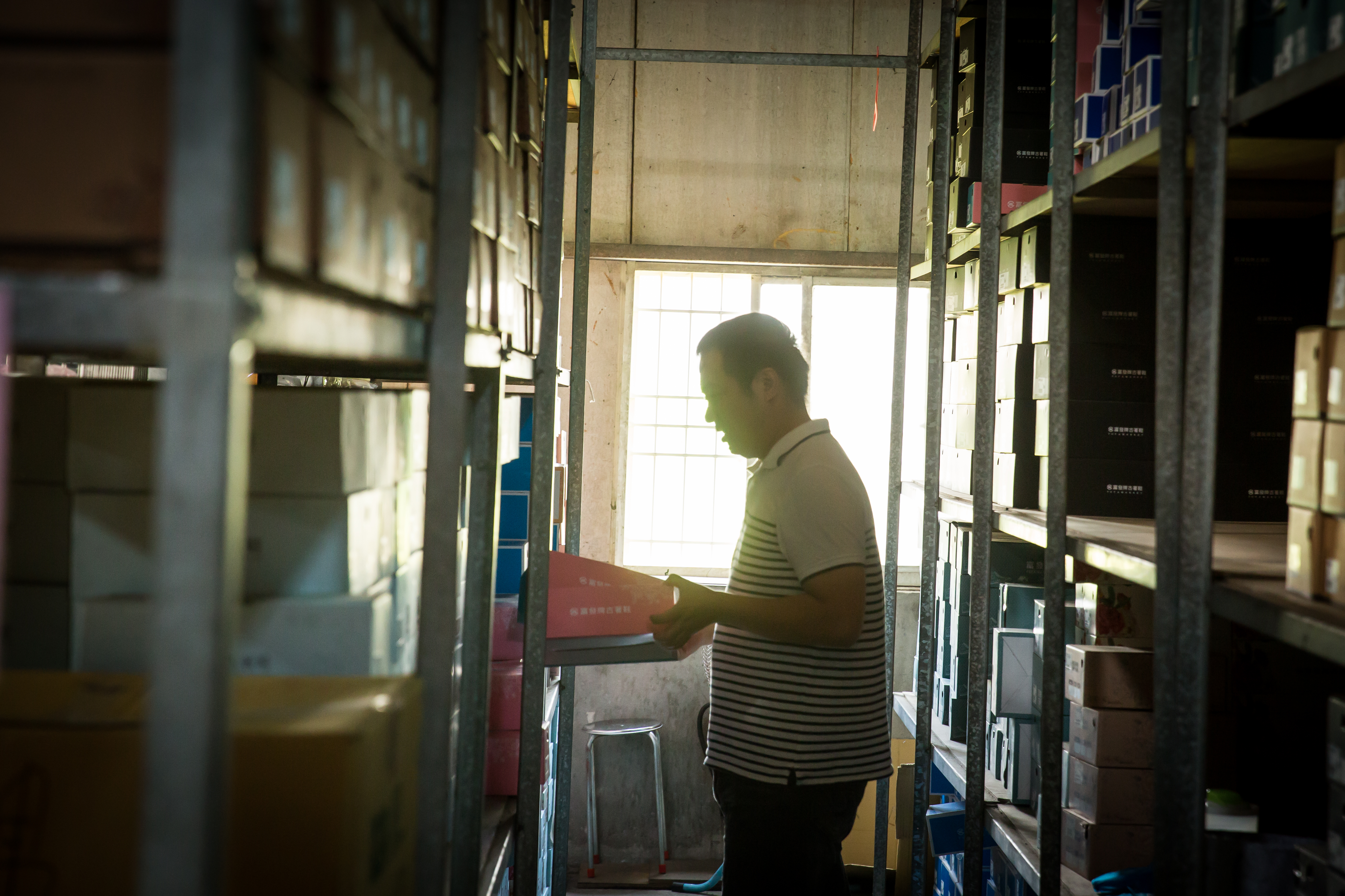 呂紹楠早期向人批發拖鞋在逢甲夜市擺攤,做出興趣開始到老布莊剪布製鞋。