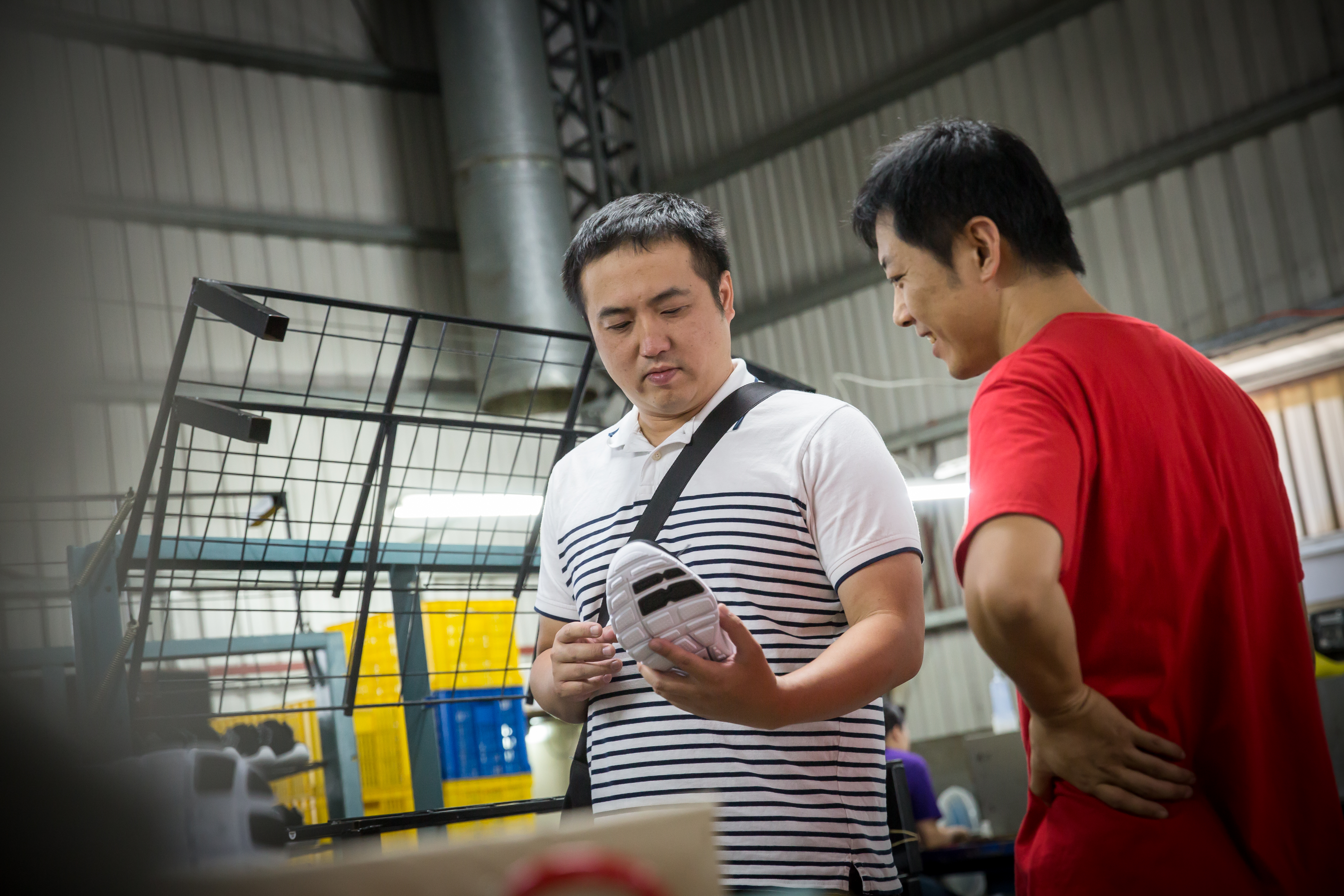 呂紹楠（左）堅持所有鞋子都在台灣生產，左為與他合作6年多的鞋墊廠老闆。