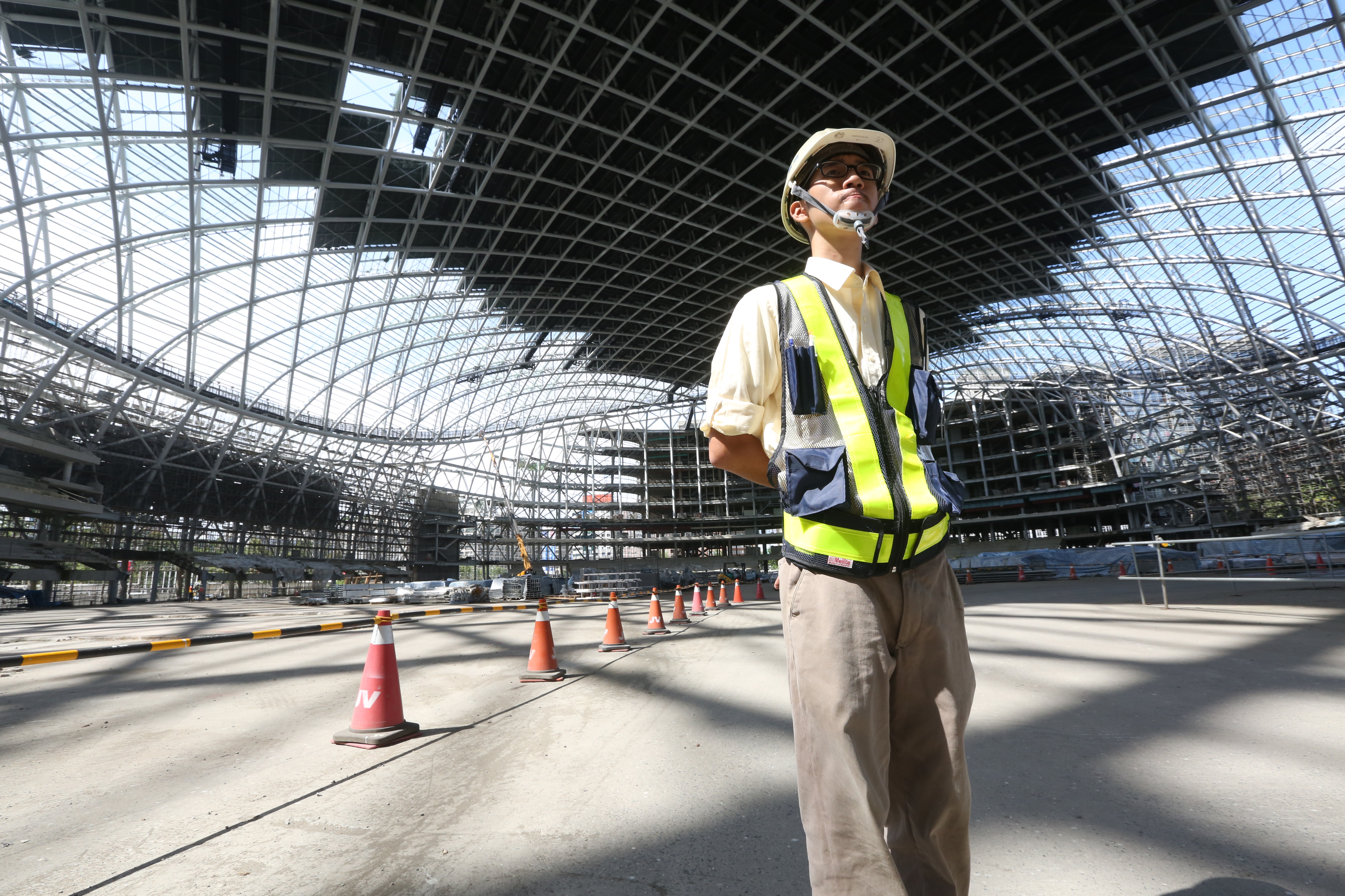 大巨蛋蛋體屋頂板復工進度預計趕在11月完成，可望在年底前擺脫爛尾樓的外觀。