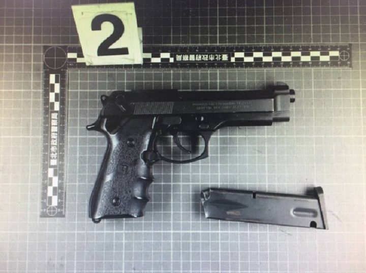 陳男撿拾改造槍枝，卻誤射自己大腿，不但受傷還被判刑。（警方提供）