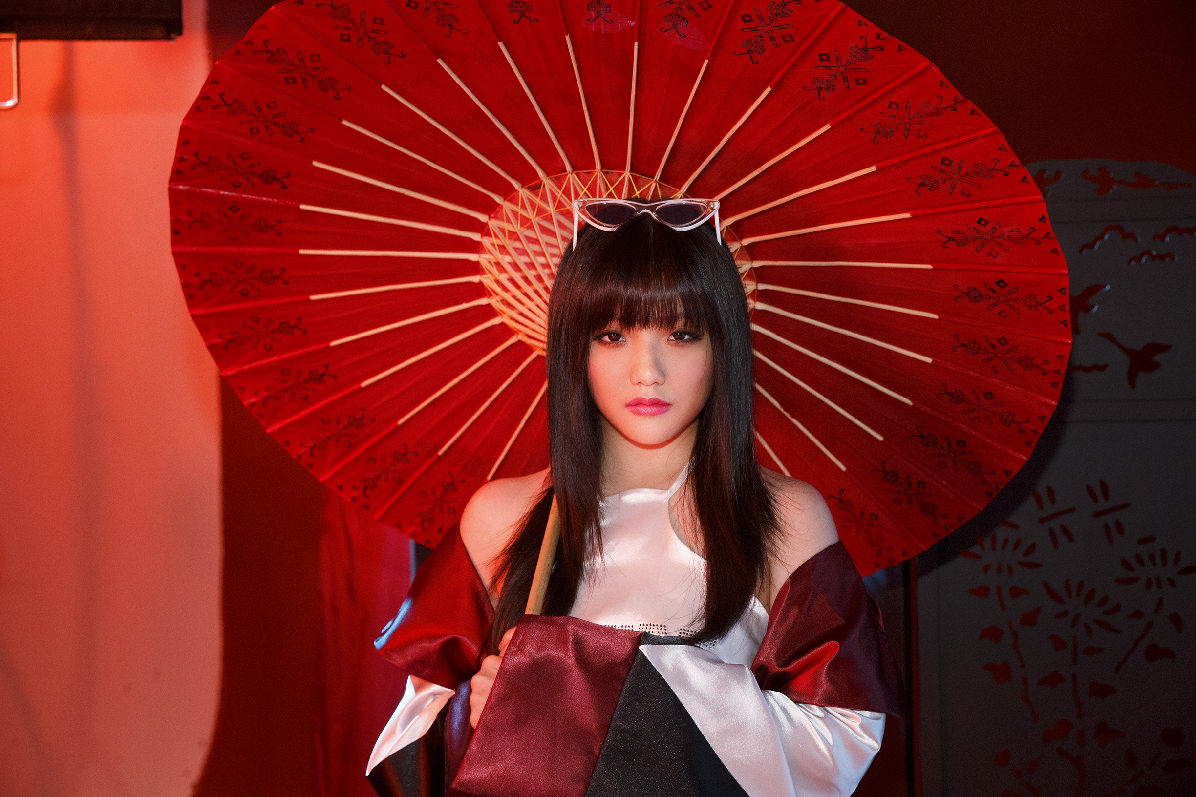 安那再推新歌〈蛤HUH？〉MV，場景融合大量東方元素。