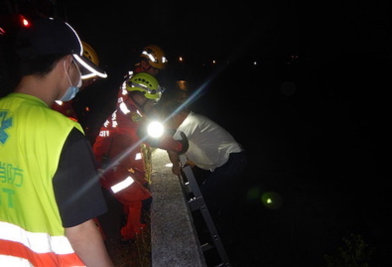 跌入大排的老翁靠著燃燒垃圾袋的火光，讓警消找到他的位置。（警方提供）