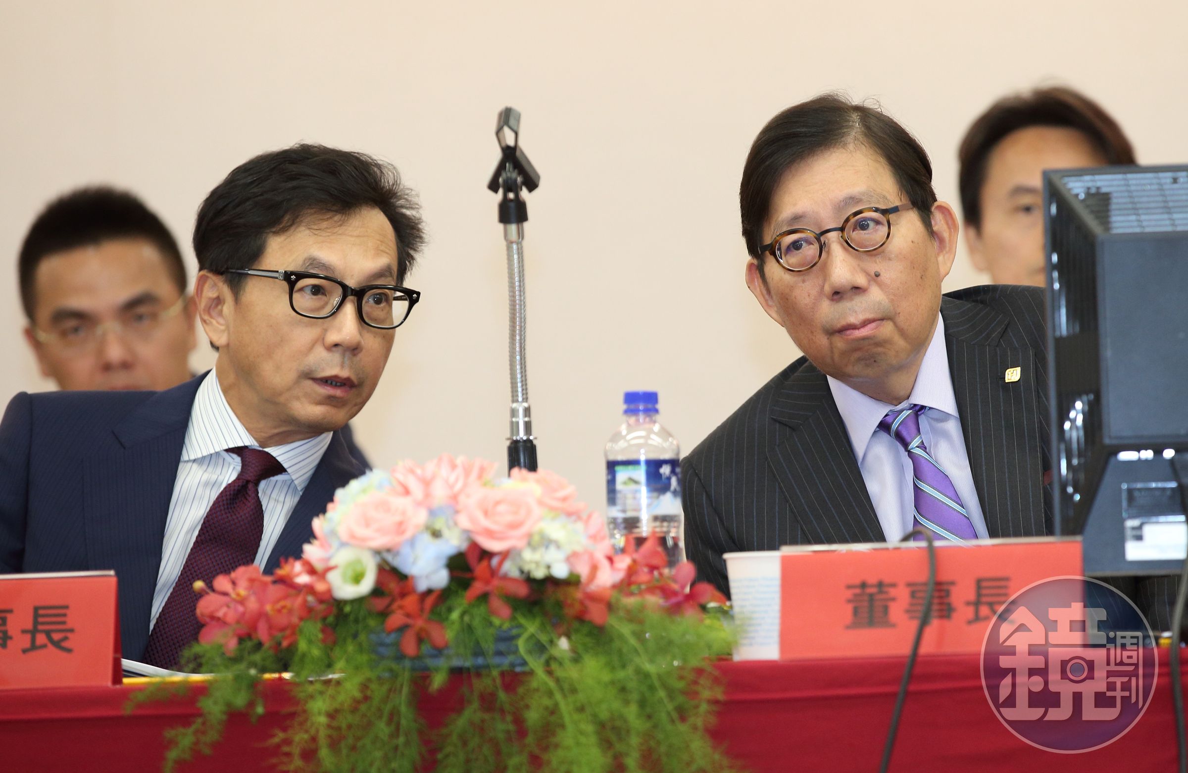 蔡明忠（左）與蔡明興（右）兄弟攜手，從金流、科技網絡和內容產業全盤佈局；這次還入股全球巨星湯姆克魯斯經紀公司CAA，從本土焦土戰企圖打進國際戰。