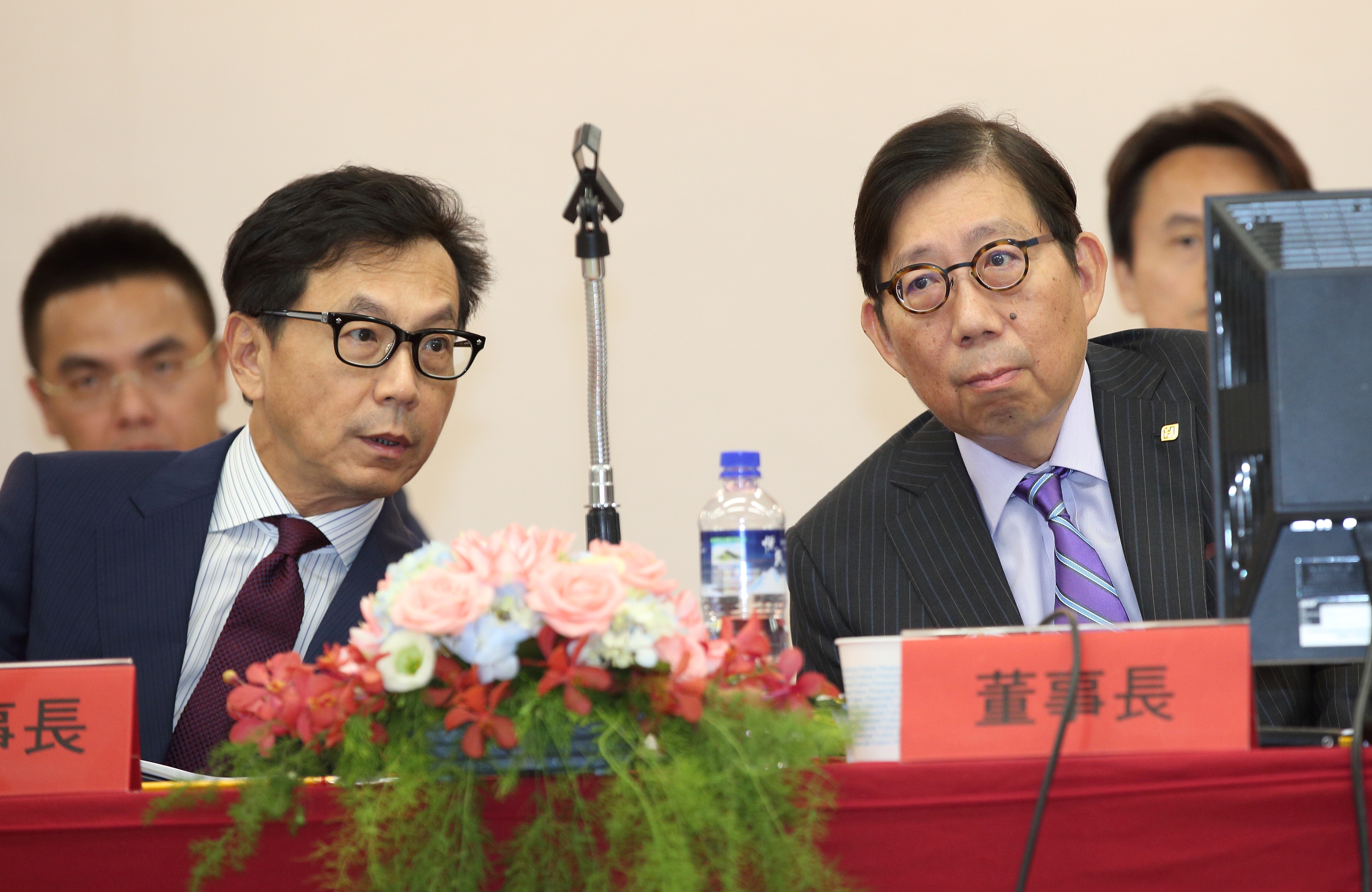 蔡明忠（左）與蔡明興（右）兄弟攜手，從金流、科技網絡和內容產業全盤佈局；這次還入股全球巨星湯姆克魯斯經紀公司CAA，從本土焦土戰企圖打進國際戰。