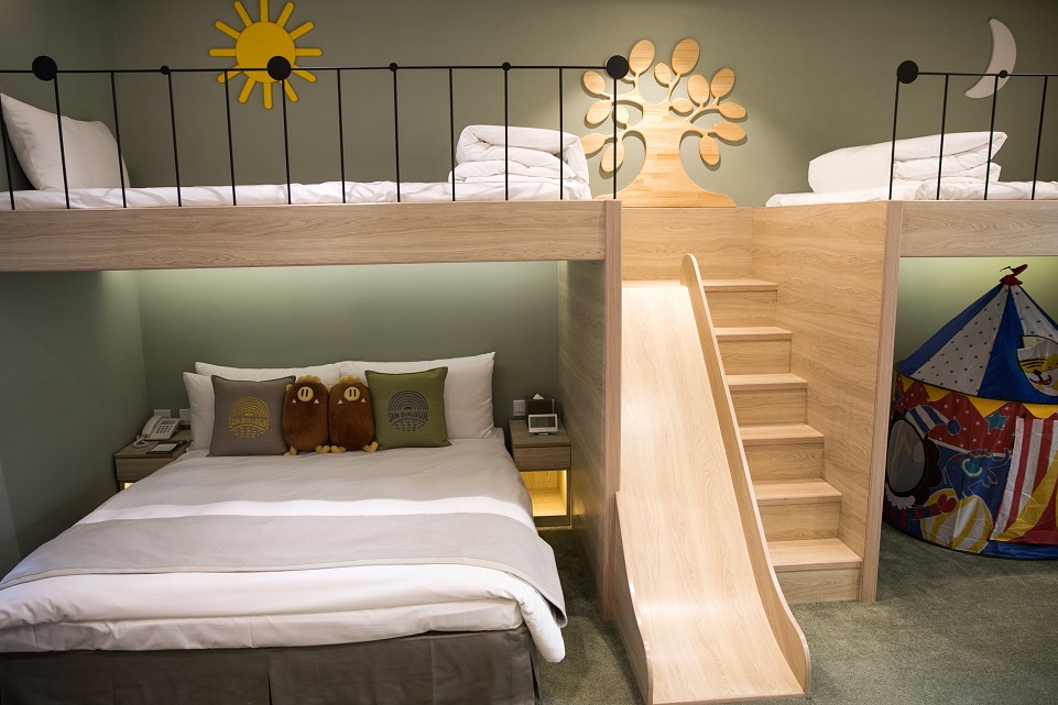 房間內有小型溜滑梯。