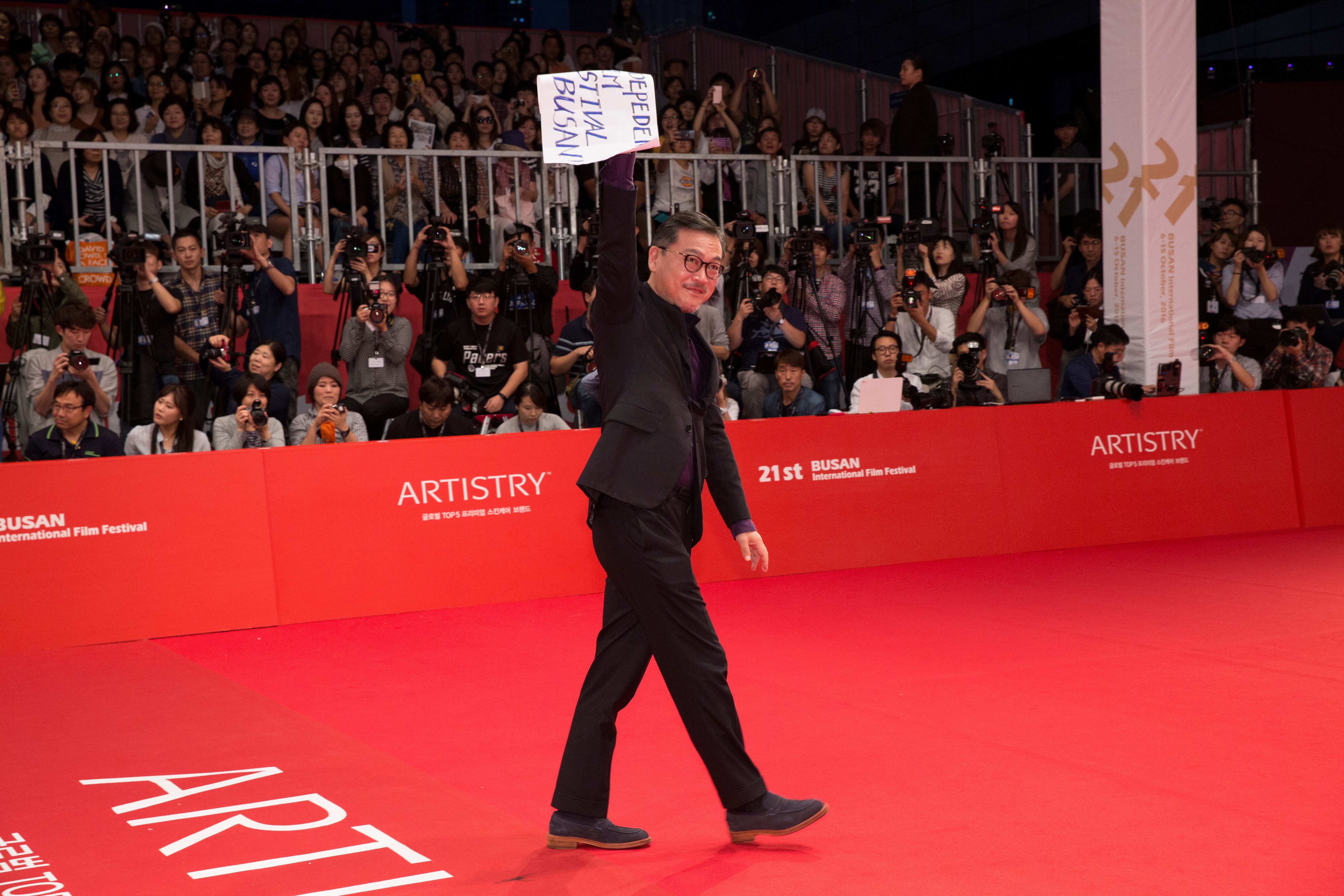 《屍速列車》演員金義聖，去年手持「還給釜山影展獨立」的標語，抗議政治力介入。