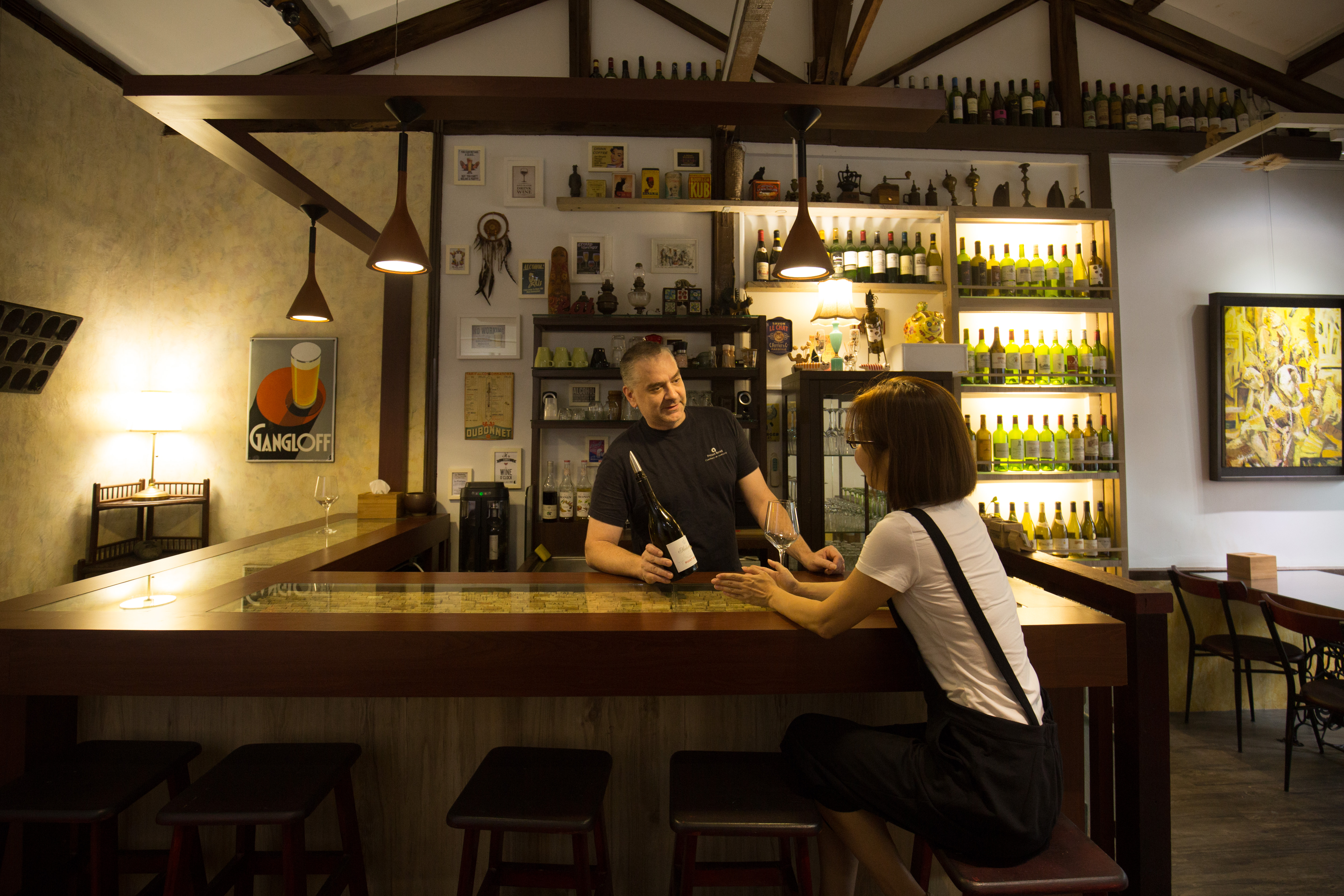 法國藝術家齊方斯把廢墟改造為「Le Chat Noir小黑貓」。