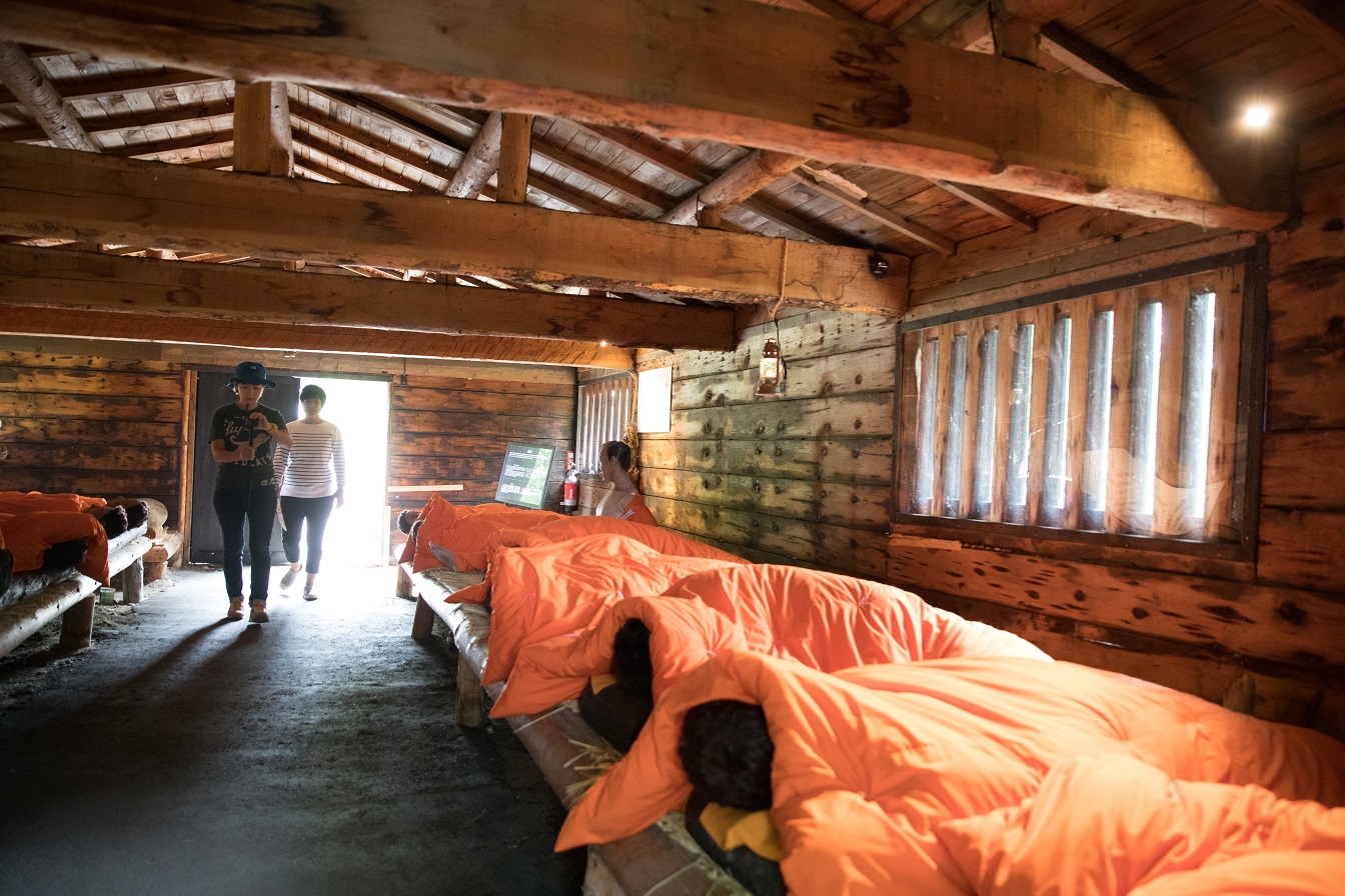 裹著羽絨被躺著的犯人模型，讓人心裡一陣發抖。這是受刑人在戶外勞動時的休憩所，又稱移動監獄，床是木板床，枕頭是圓形木，被子是很薄的柏葉被。