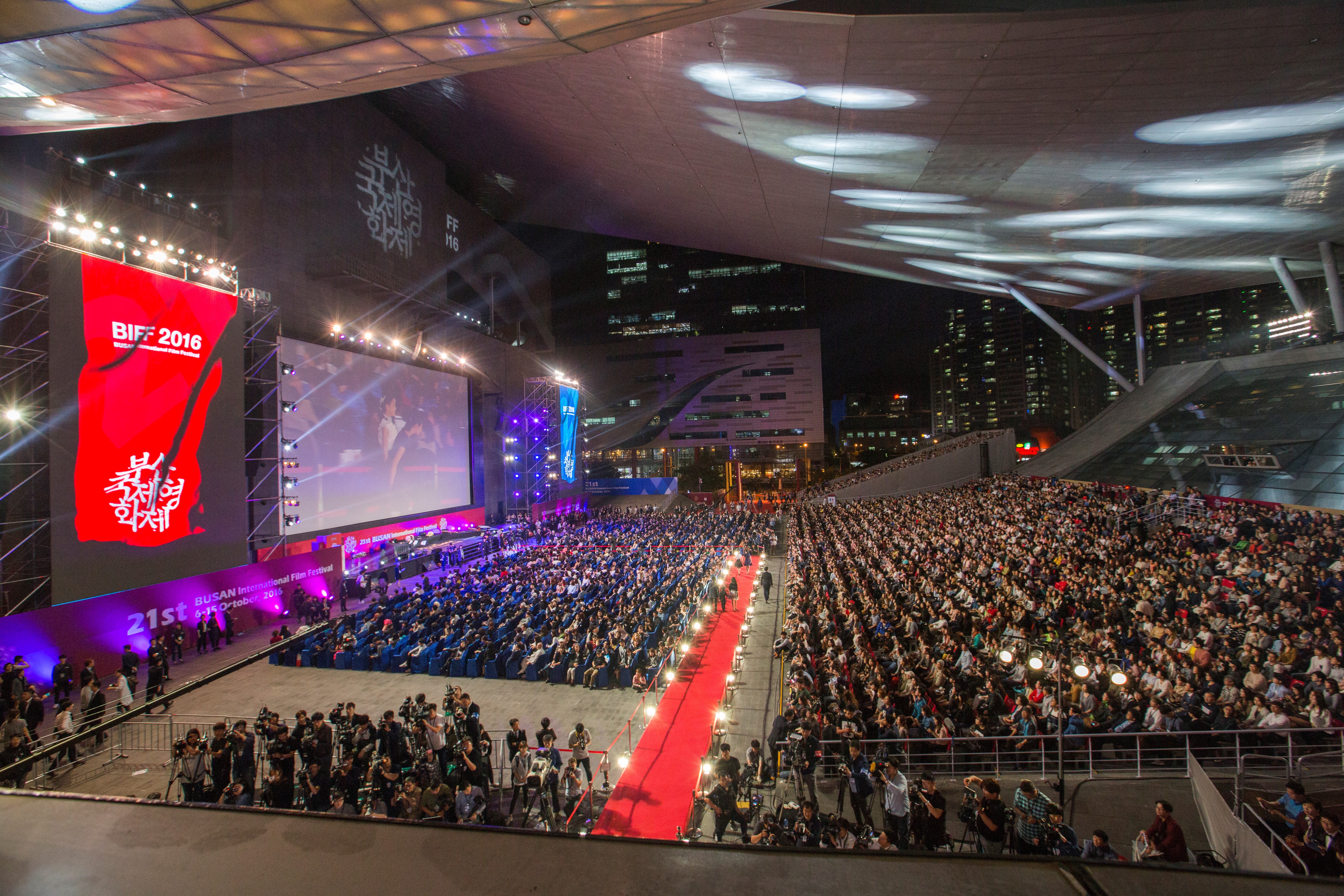 釜山影展每年在電影的殿堂舉辦開閉幕式，影展期間也提供戶外電影場次播放。