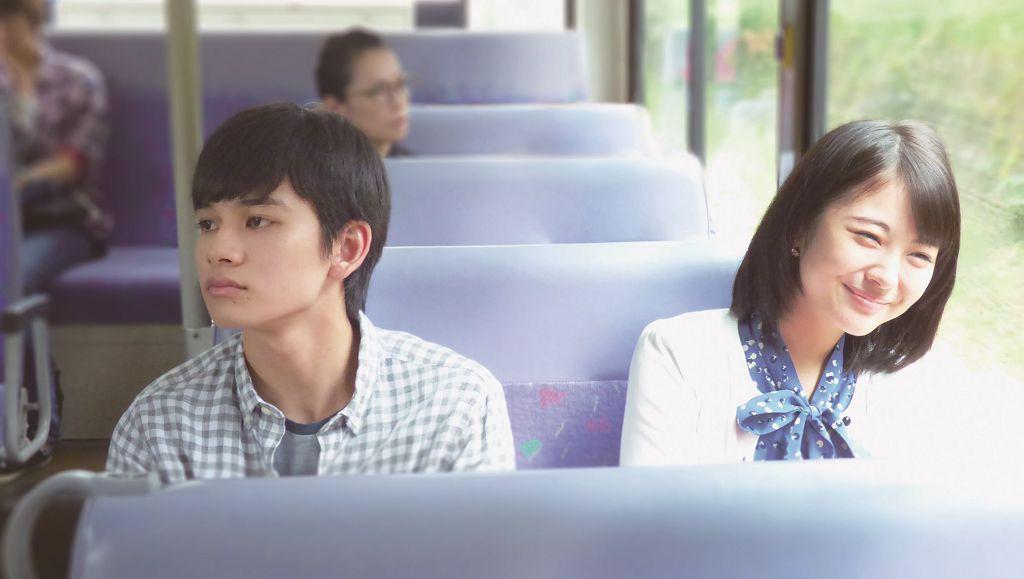 日本純愛電影《我想吃掉你的胰臟》由濱邊美波(右)飾演得了絕症的高中女學生,與同班不起眼的北村匠海成了有共同秘密的朋友。(車庫娛樂提供)