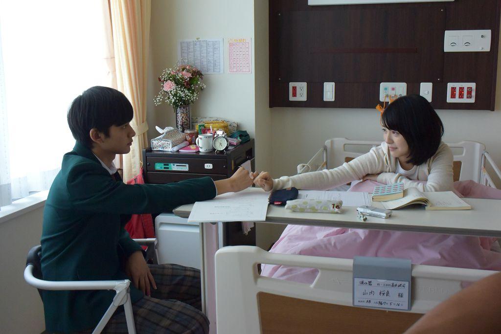 彼此萌芽情愫的少女和少男透過把握日常時光,勇敢面對生與死的兩相隔絕。(車庫娛樂提供)