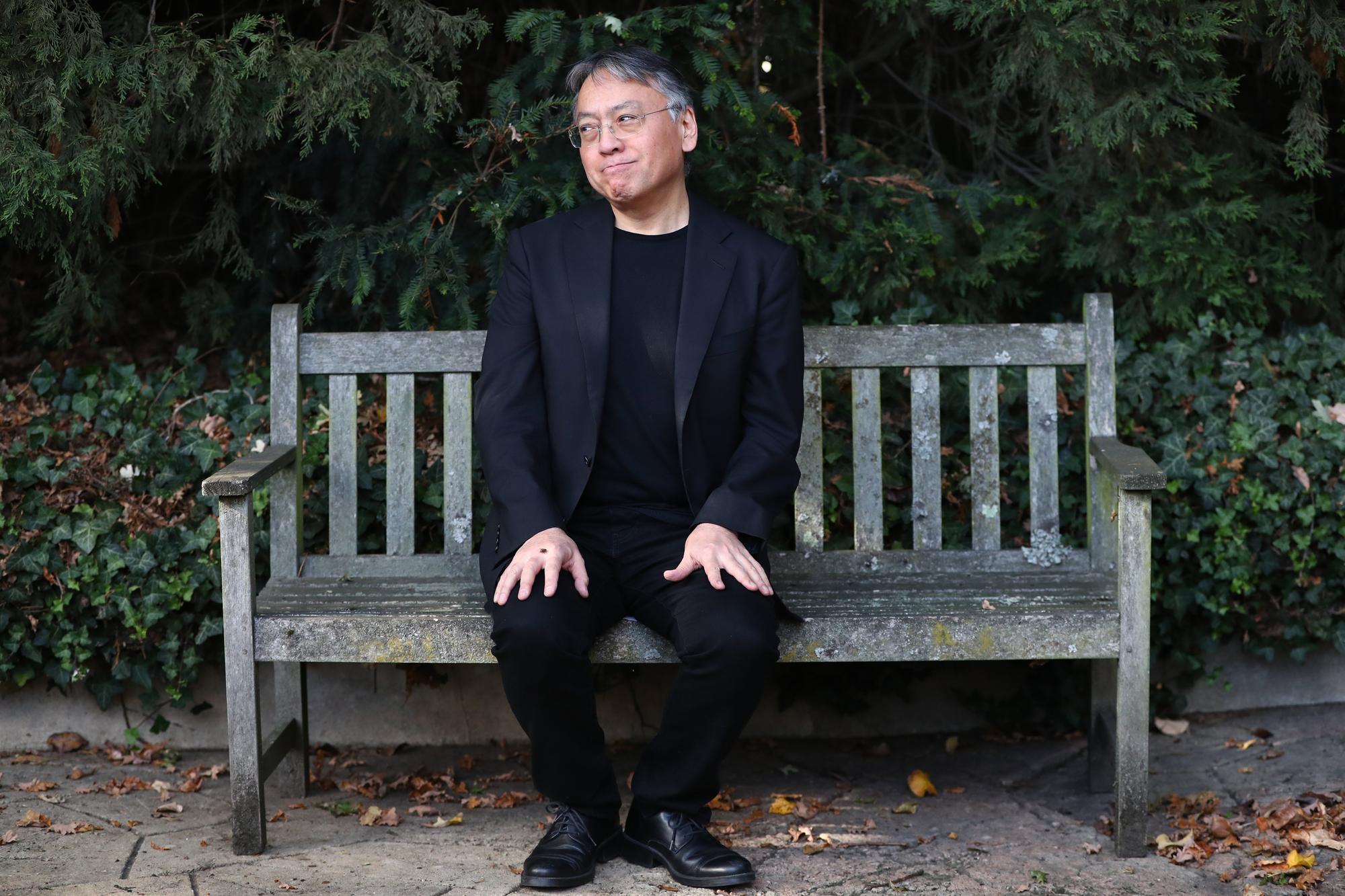 諾貝爾文學獎得主石黑一雄，在英國倫敦自家院子裡接受媒體採訪。（東方IC）