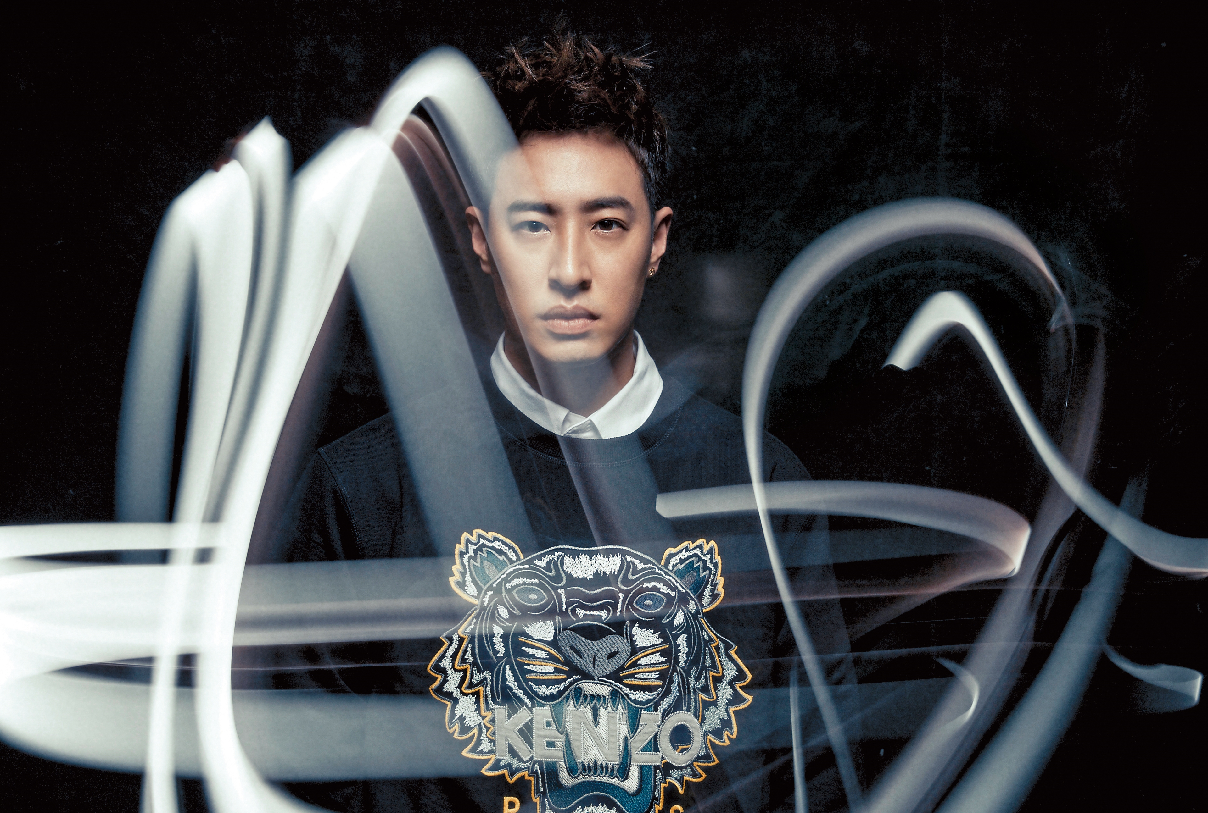 原本延遲快門的光影塗鴉是請旁人代勞，拍了幾次之後，潘瑋柏提議不如讓他自己動手，於是留下了象徵被眾聲喧譁包圍的潘瑋柏。 